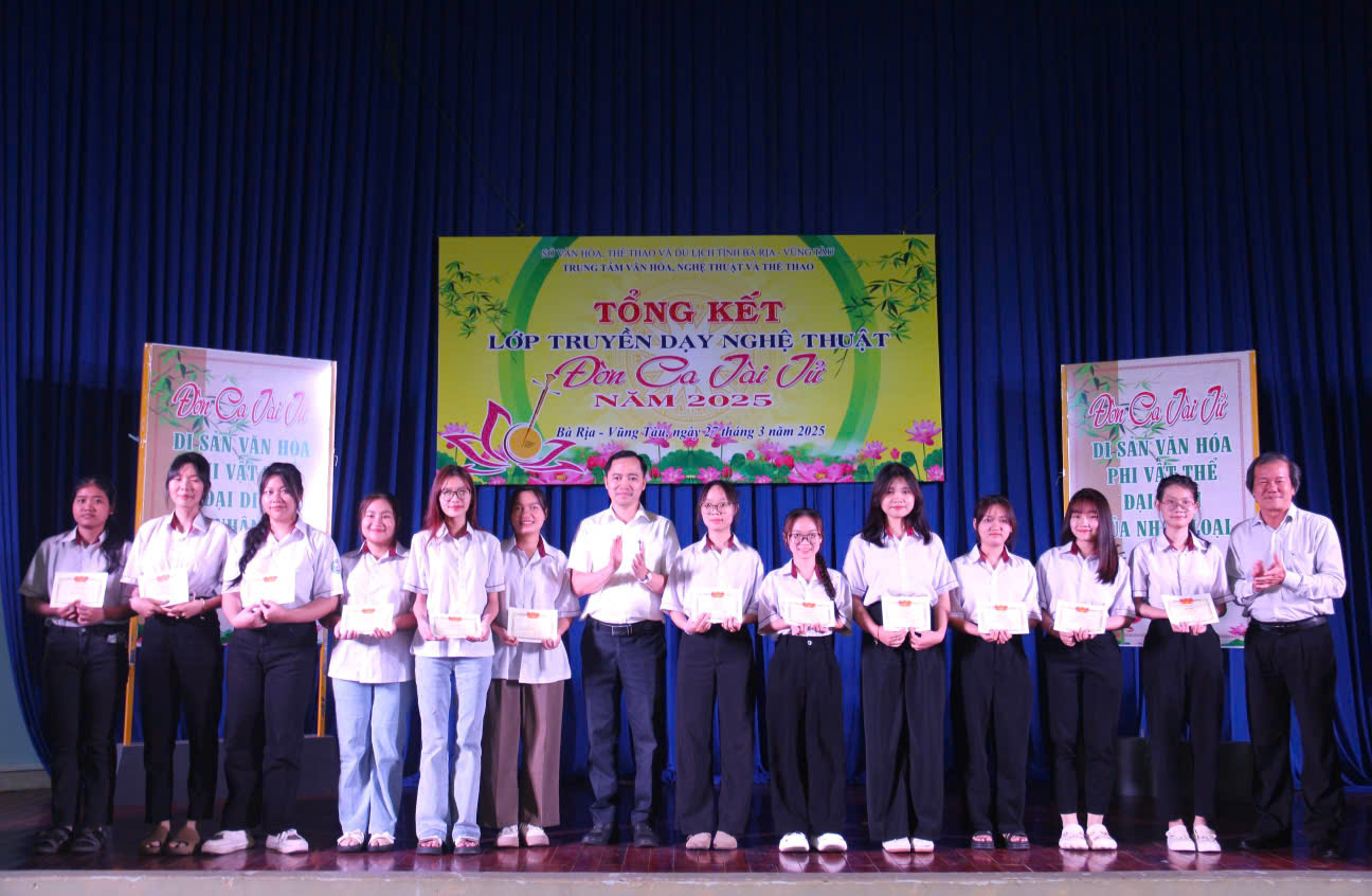 Ông Trần Thế Vinh, Giám đốc Trung tâm Văn hóa Nghệ thuật và Thể thao tỉnh và NSƯT Huỳnh Khải trao chứng nhận hoàn thành lớp học đến các học viên.