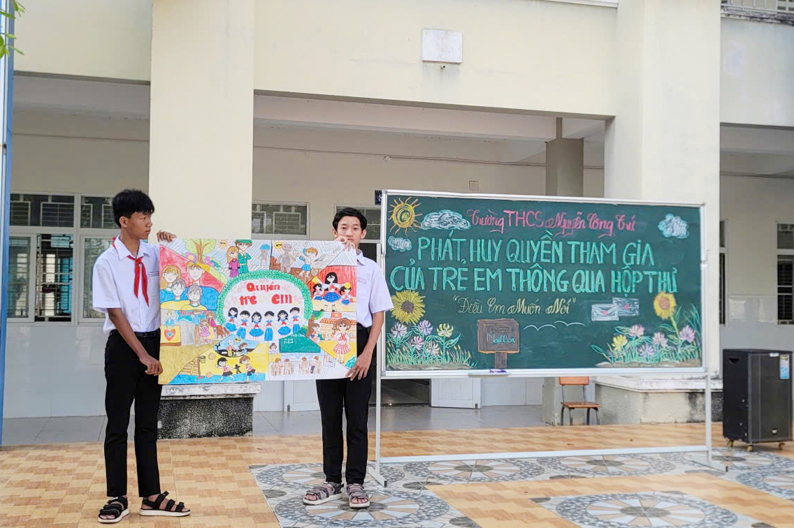 Việc tuyên truyền về quyền trẻ em được thực hiện trực quan, sinh động tại Trường THCS Nguyễn Công Trứ (huyện Long Đất).