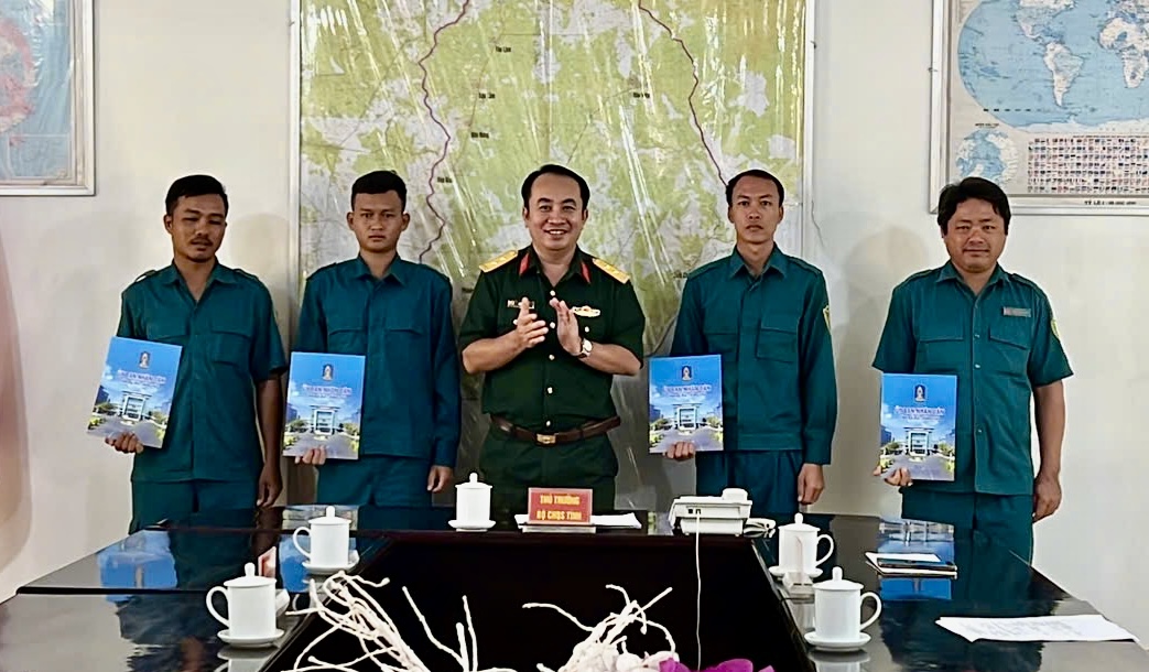 Trung tá Ngô Khánh, Chính ủy Bộ CHQS tỉnh, tặng quà các dân quân tự vệ có hoàn cảnh khó khăn trên địa bàn huyện Xuyên Mộc.