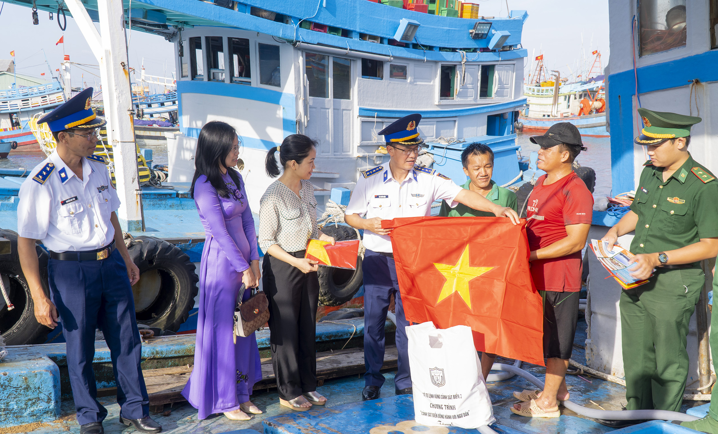 Lực lượng Cảnh sát biển cùng các lực lượng, cấp ủy, chính quyền địa phương tuyên truyền phòng chống IUU và tặng cờ Tổ quốc cho ngư dân TP.Vũng Tàu.