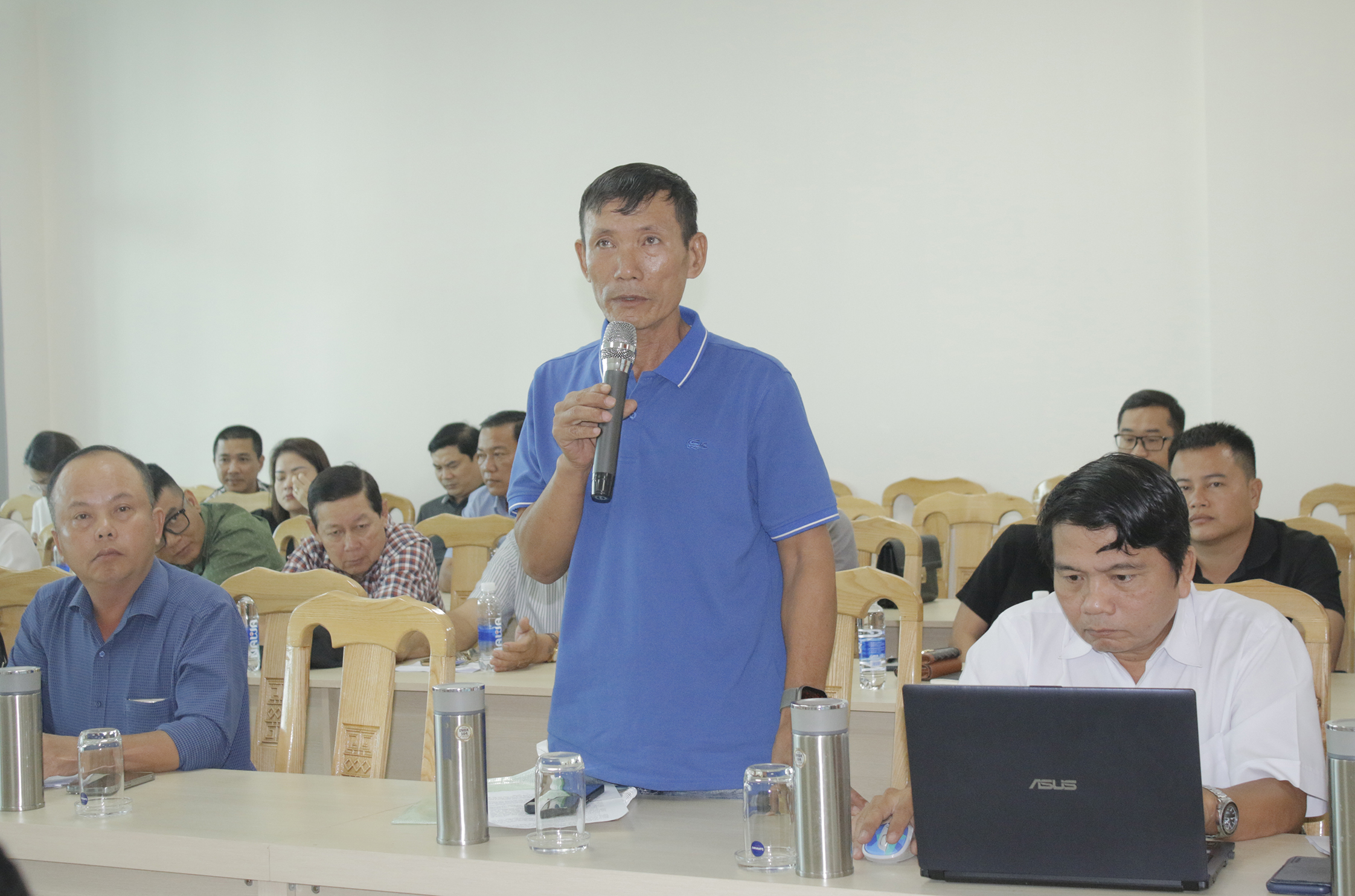  Đại diện DN kinh doanh xăng dầu trên mặt nước phát biểu ý kiến tại hội nghị đối thoại.