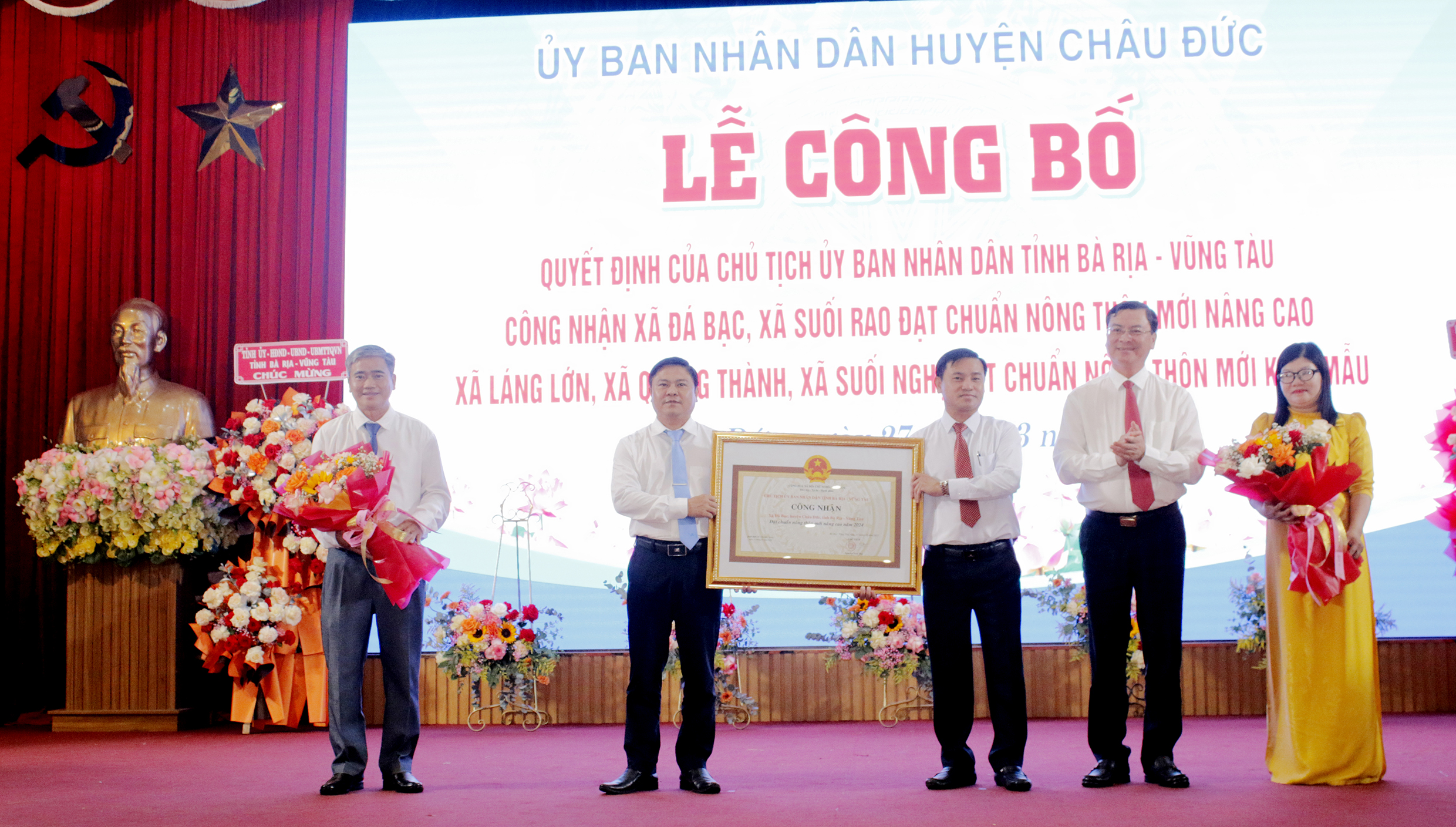 Ông Nguyễn Công Vinh, Phó Chủ tịch UBND tỉnh trao bằng công nhận xã Đá Bạc đạt chuẩn nông thôn mới nâng cao năm 2024.