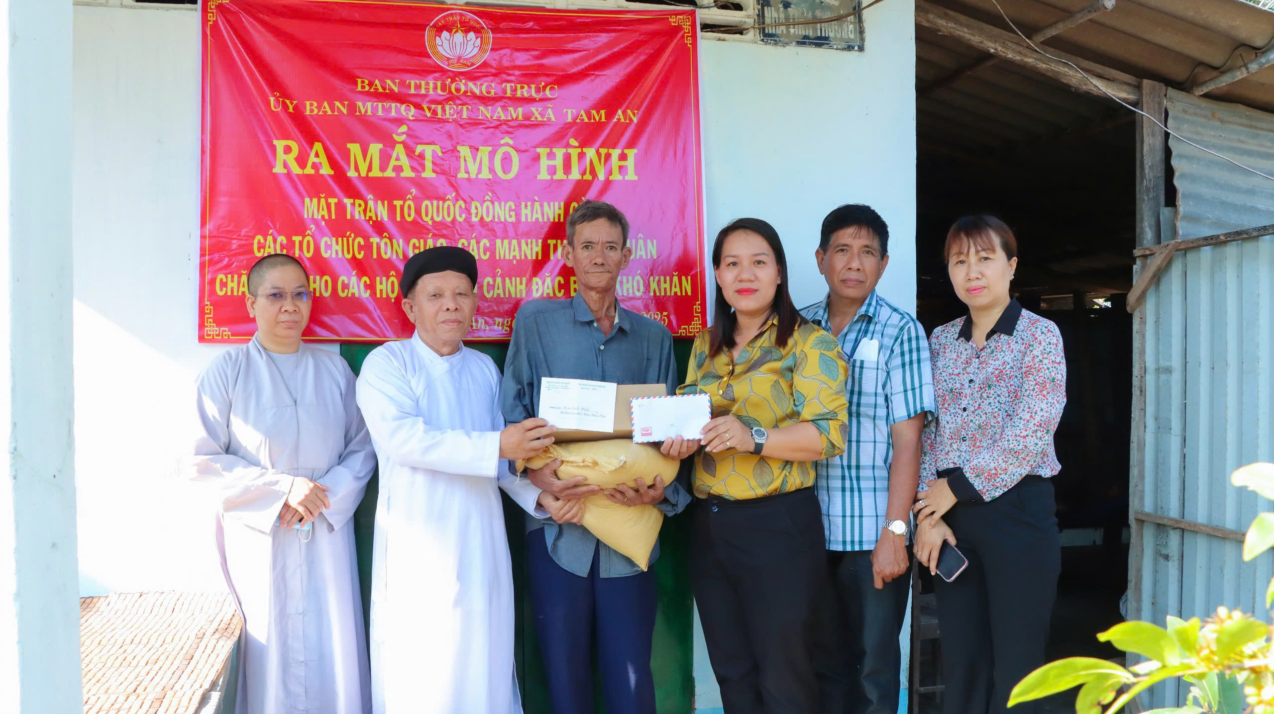 UBMTTQ Việt Nam xã Tam An, huyện Long Đất tặng quà cho hộ ông Nguyễn Văn Xệ (ấp An Lạc, xã Tam An) là hộ có hoàn cảnh đặc biệt khó khăn, mắc bệnh hiểm nghèo. Ảnh: MINH TÀI