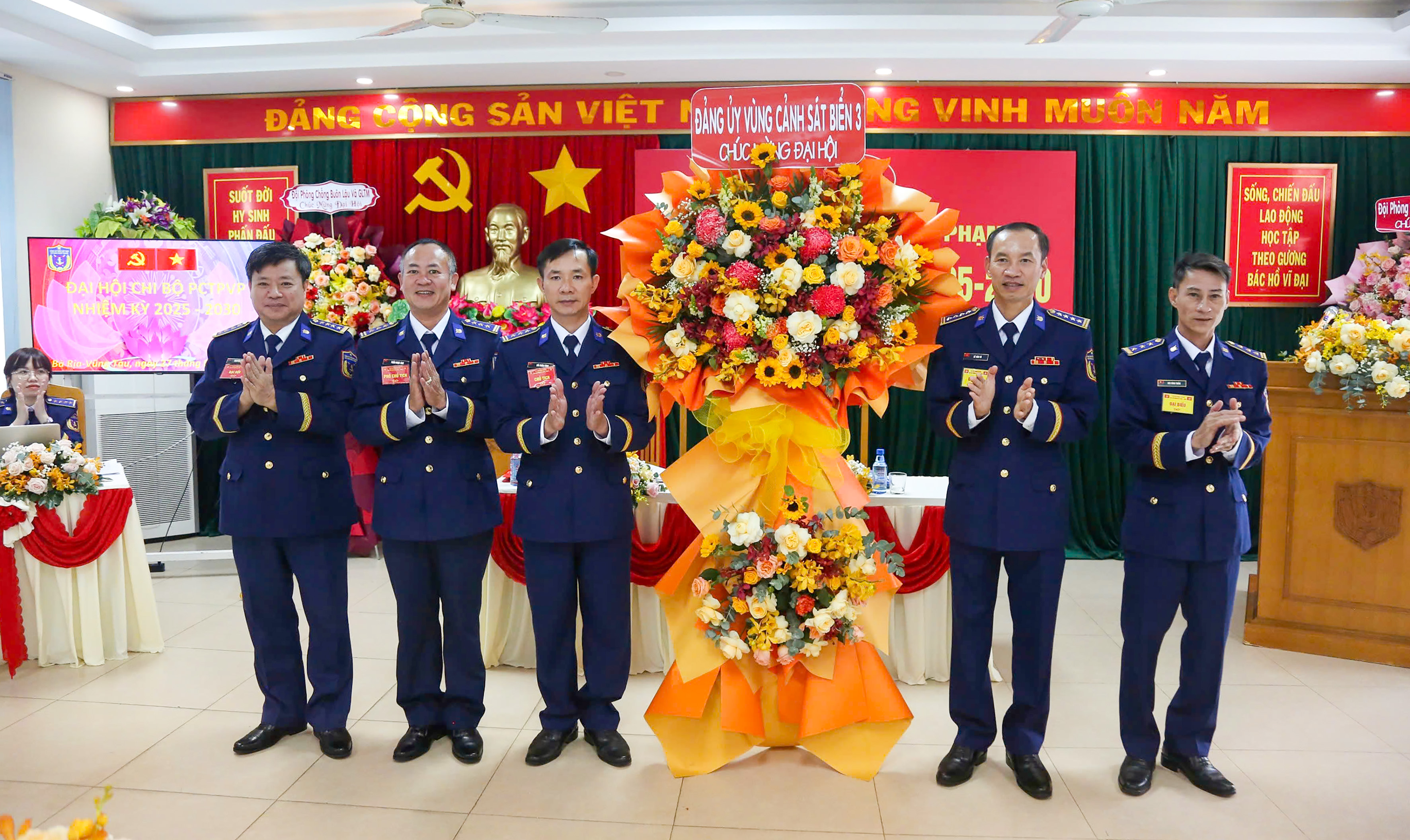 Thủ trưởng Đảng ủy, Bộ Tư lệnh Vùng Cảnh sát biển 3 tặng hoa chúc mừng Đại hội.