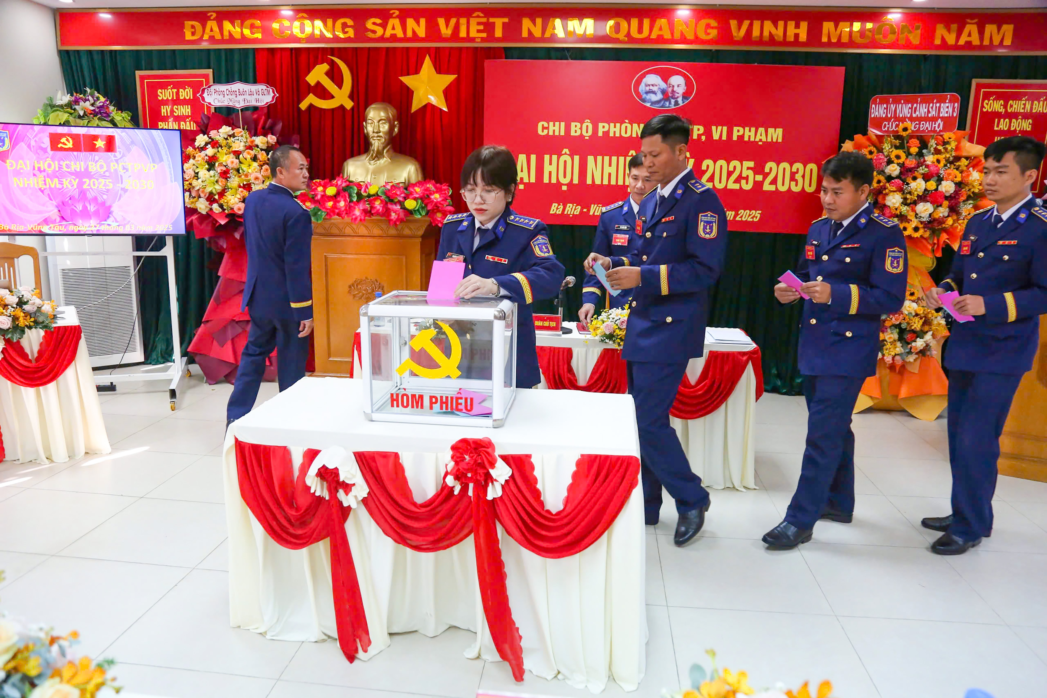 Đại biểu tiến hành bỏ phiếu bầu cử tại Đại hội.