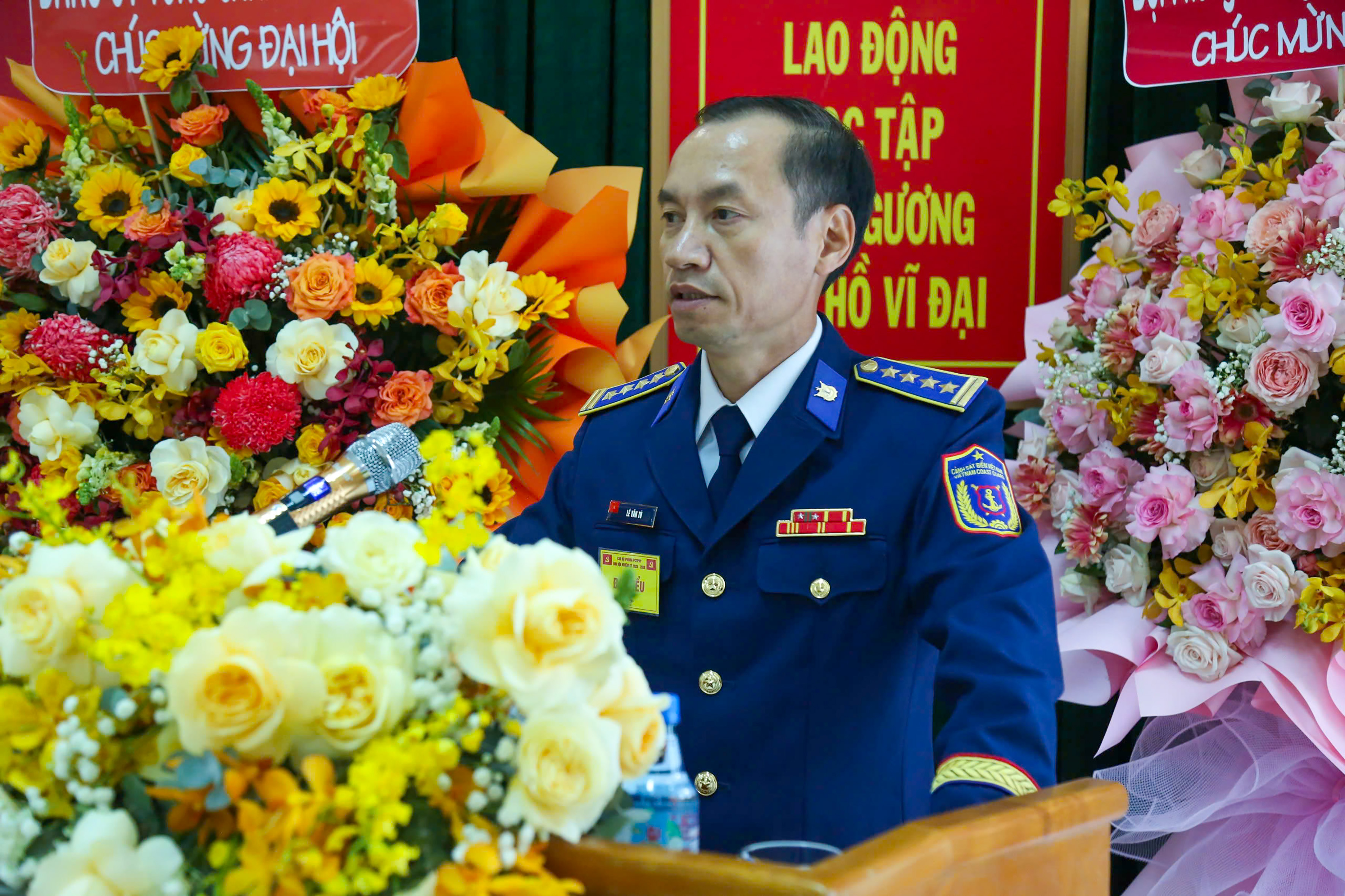 Đại tá Lê Văn Tú Bí thư Đảng ủy, Chính ủy Bộ tư lệnh vùng phát biểu chỉ đạo đại hội.