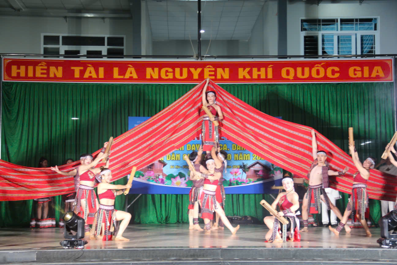 Tiết mục của Đoàn Ca múa nhạc Trung tâm Văn hóa Nghệ thuật và Thể thao tỉnh biểu diễn.