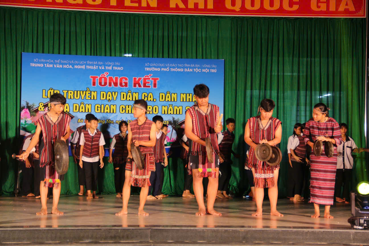 Tiết mục biểu diễn chiêng của các em học sinh.
