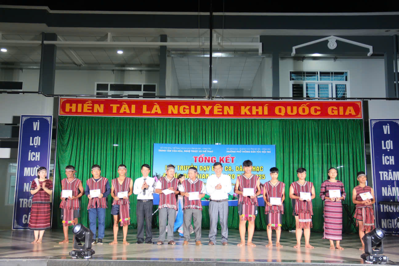 Ông Phạm Minh Tiến, Phó Giám đốc Trung tâm Văn hóa Nghệ thuật và Thể thao tỉnh và đại diện trường trao giấy chứng nhận hoàn thành khóa học,
