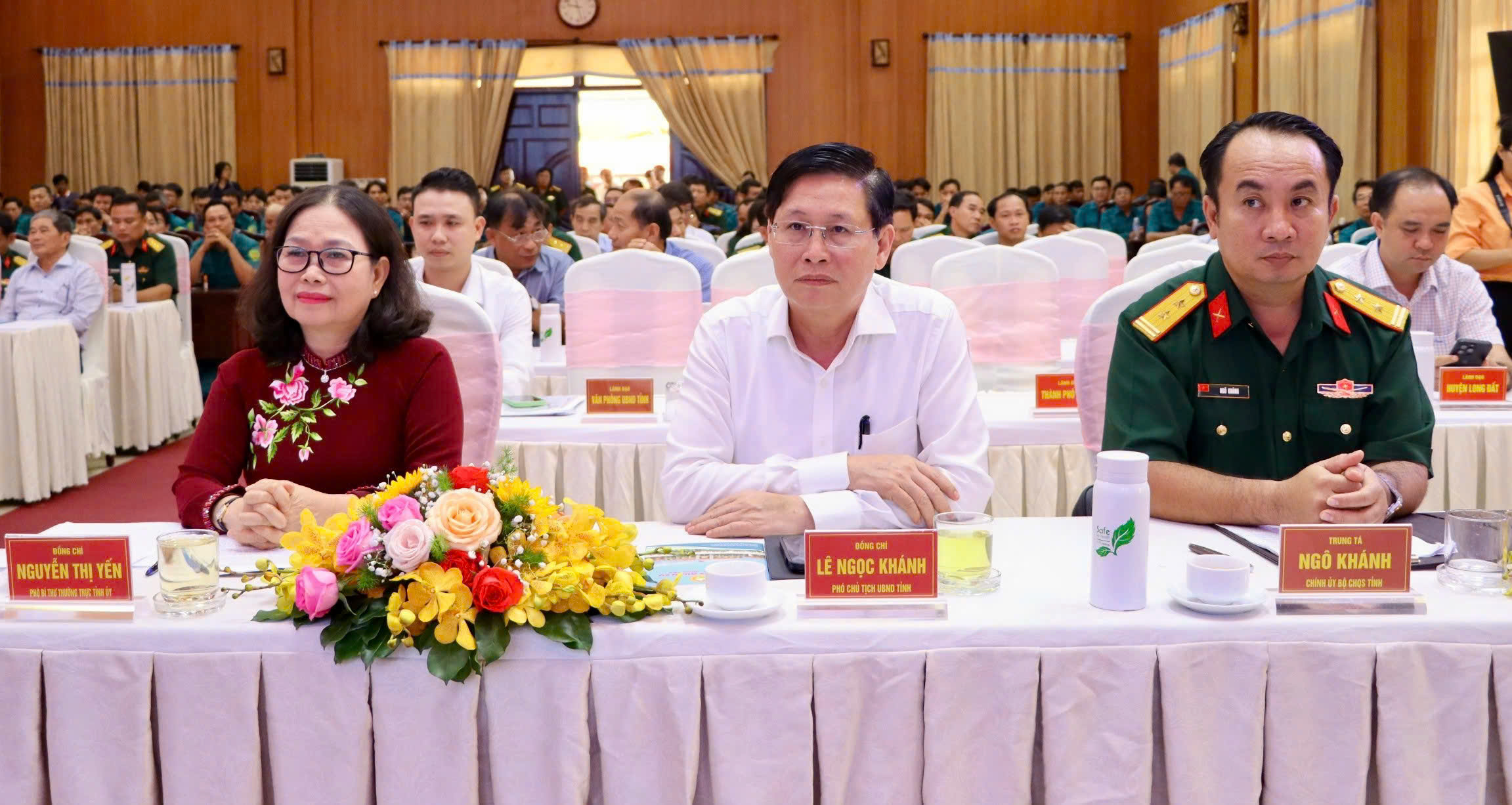 Bà Nguyễn Thị Yến, Phó Bí thư Thường trực Tỉnh ủy, Trưởng đoàn Đại biểu Quốc hội tỉnh; ông Lê Ngọc Khánh, Phó Chủ tịch UBDN tỉnh dự họp mặt.
