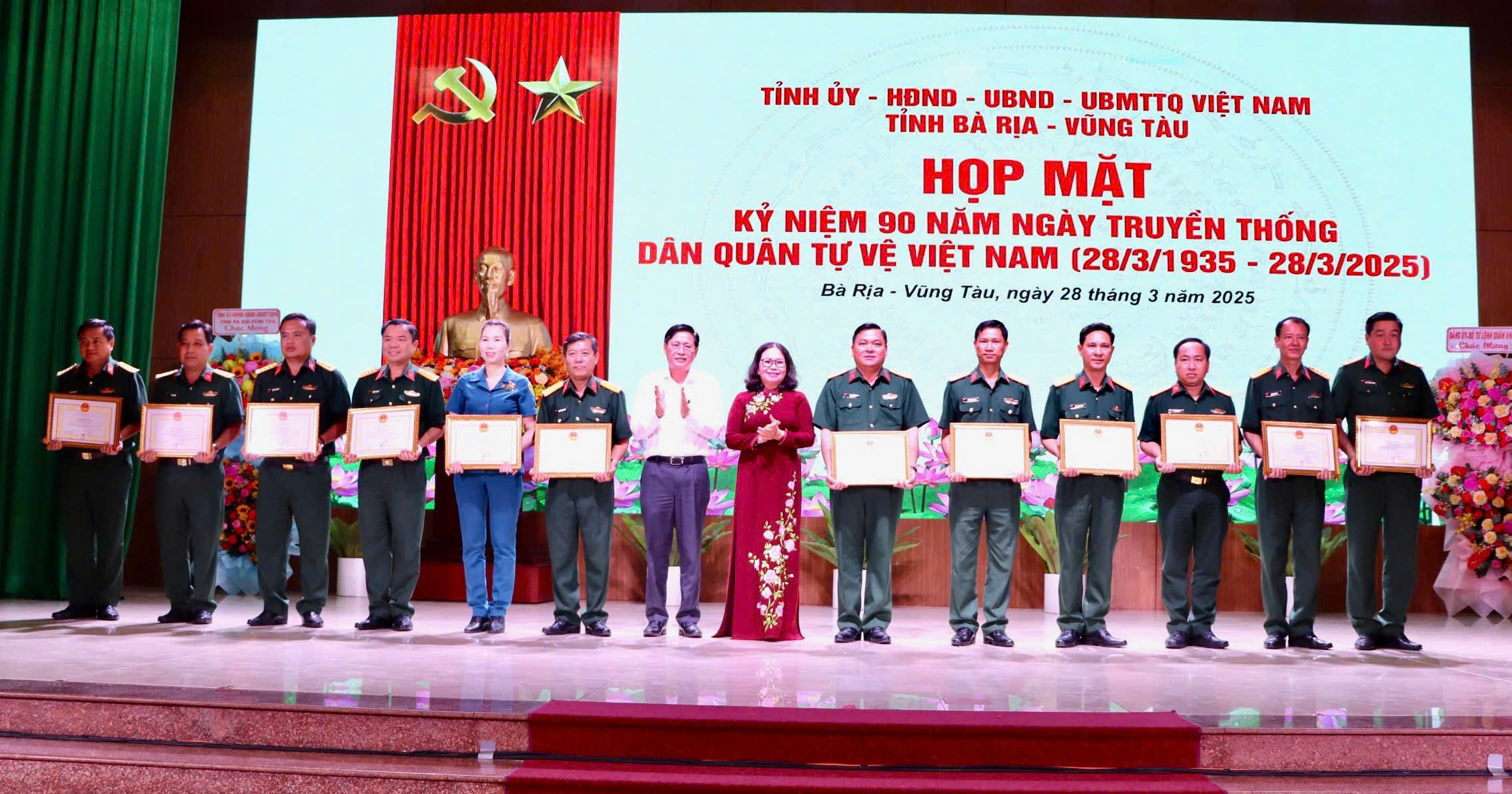 Lãnh đạo tỉnh khen thưởng các tập thể, cá nhân có thành tích xuất sắc trong công tác xây dựng lực lượng DQTV.