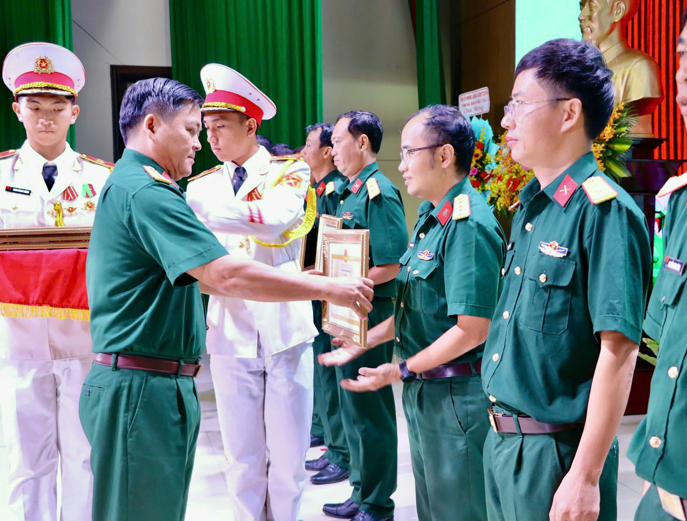 Đại tá Trần Văn Cư, Chỉ huy trưởng, Bộ CHQS tỉnh khen thưởng cá tập thể cá nhân có thành tích trong công tác xây dựng lực lượng DQTV tỉnh.