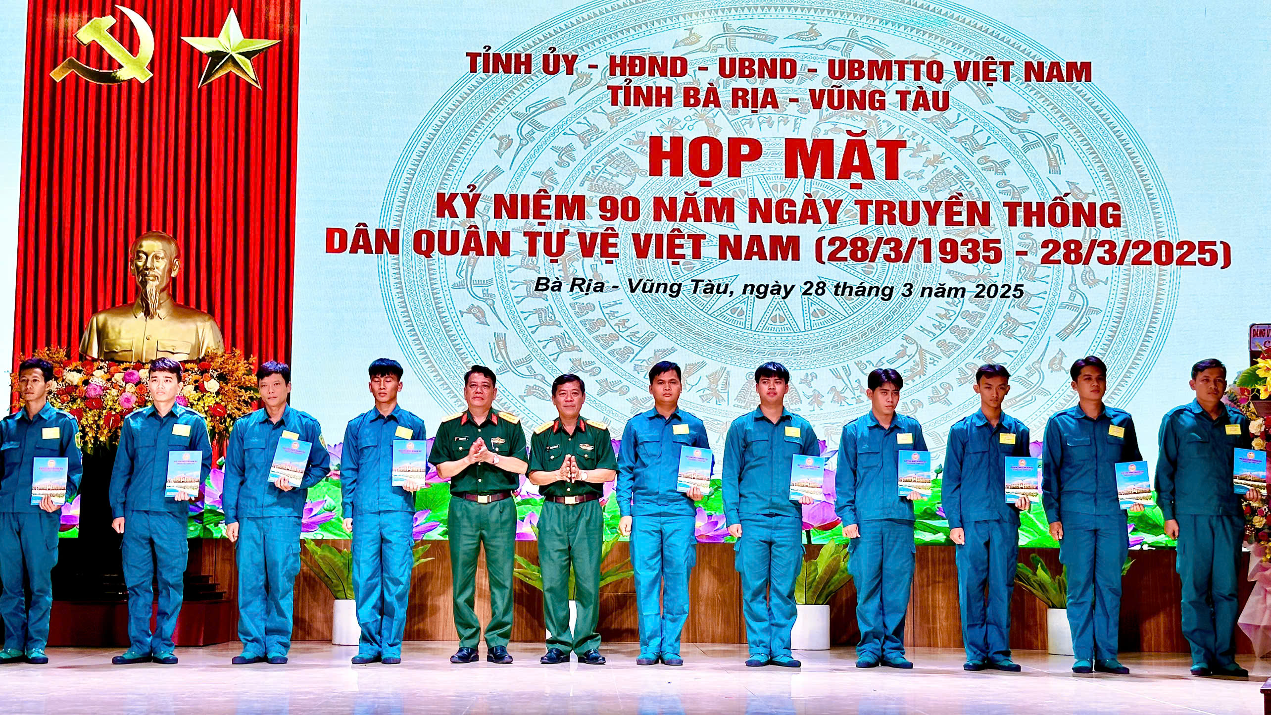 Lãnh đạo Bộ CHQS tỉnh khen thưởng lực lượng DQTV tại buổi họp mặt.