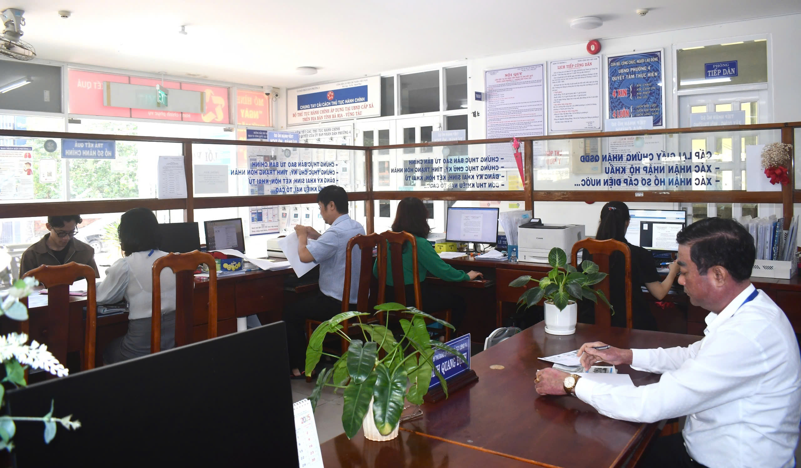 Không khí làm việc tại Bộ phận một cửa UBND phường 4, TP.Vũng Tàu trong 