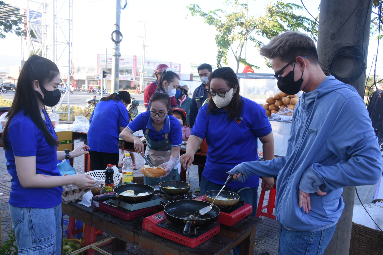 ĐVTN phường Tân Phước chung tay để mang bữa ăn sáng nóng hổi với giá cả tượng trưng “bán” cho khách hàng.