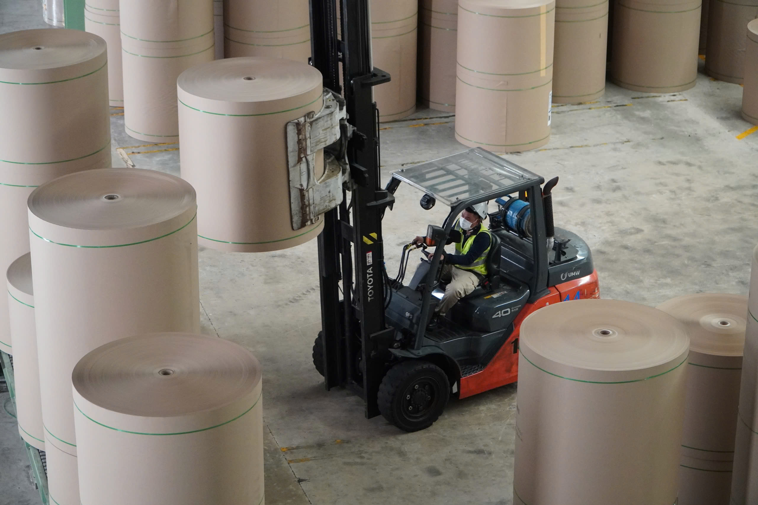 Công nhân trong giờ làm việc tại nhà máy sản xuất giấy của Công ty TNHH Kraft of Asia Paperboard & Packaging.