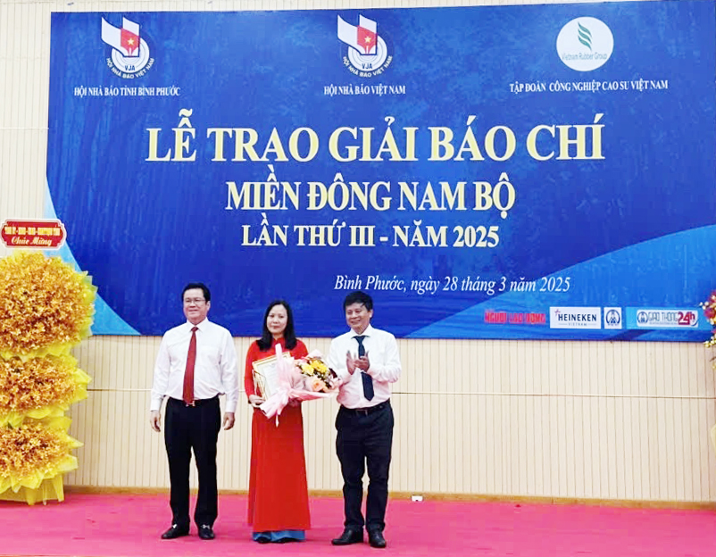 Nhà báo Bùi Thị Thắm nhận giải Nhất thể loại truyền hình