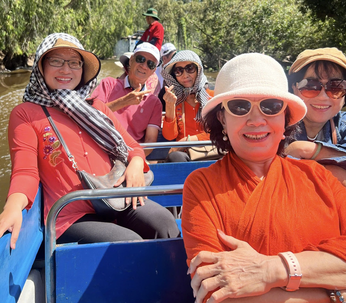 Du khách tham gia tour do Vietravel tổ chức tham quan rừng tràm Trà Sư, An Giang.