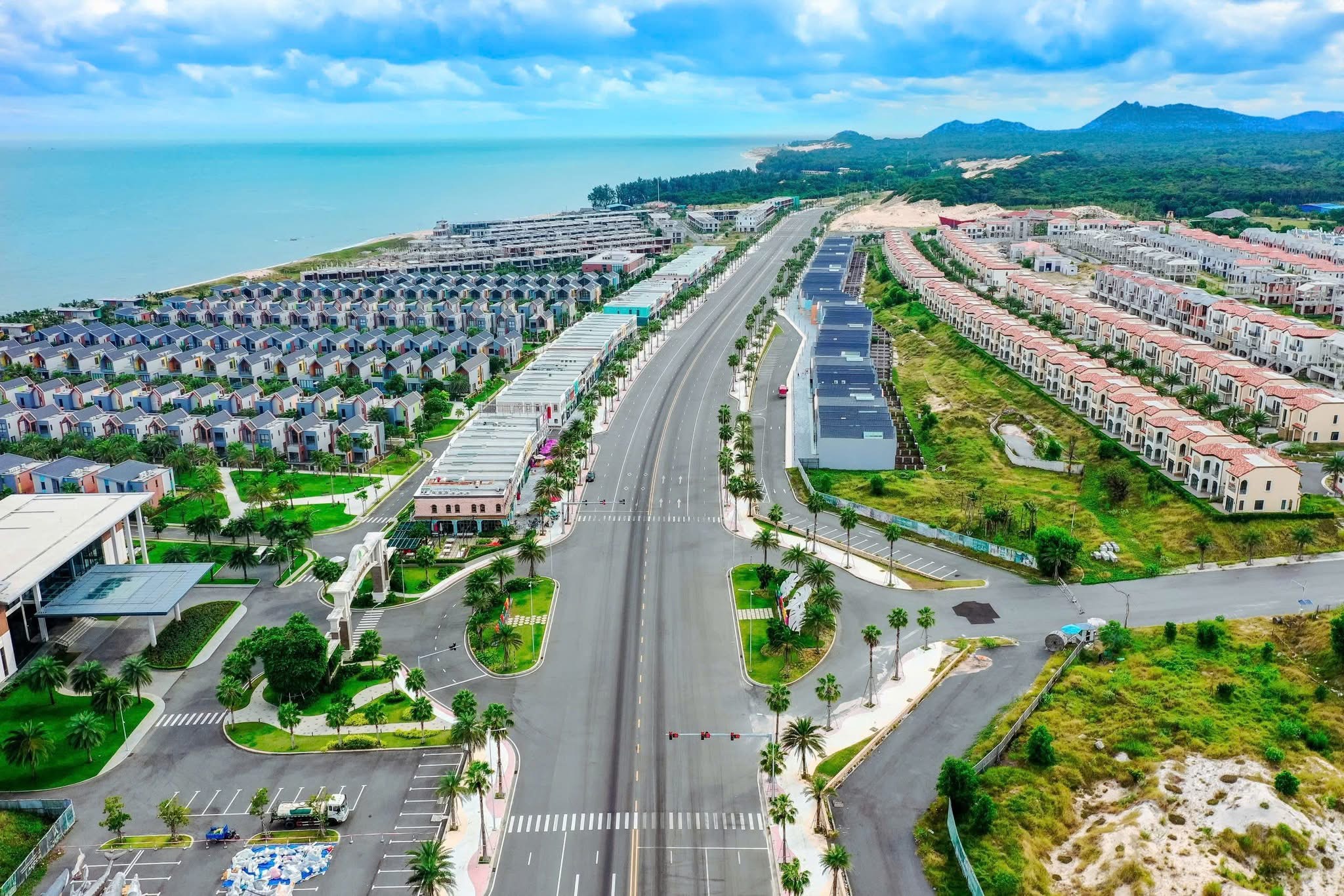 Từ ngày 1/4, nhà đầu tư được thỏa thuận nhận quyền sử dụng với đất nông nghiệp, phi nông nghiệp để làm dự án nhà ở thương mại. Trong ảnh: Một góc dự án khu đô thị Hồ Tràm, nơi tập trung nhiều dự án nhà ở thương mại.