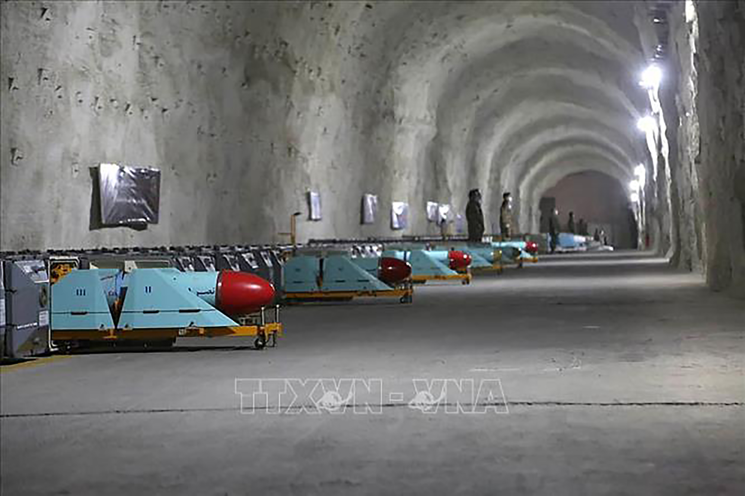 Tên lửa được trưng bày bên trong căn cứ tên lửa dưới lòng đất của Iran ở vùng Vịnh.