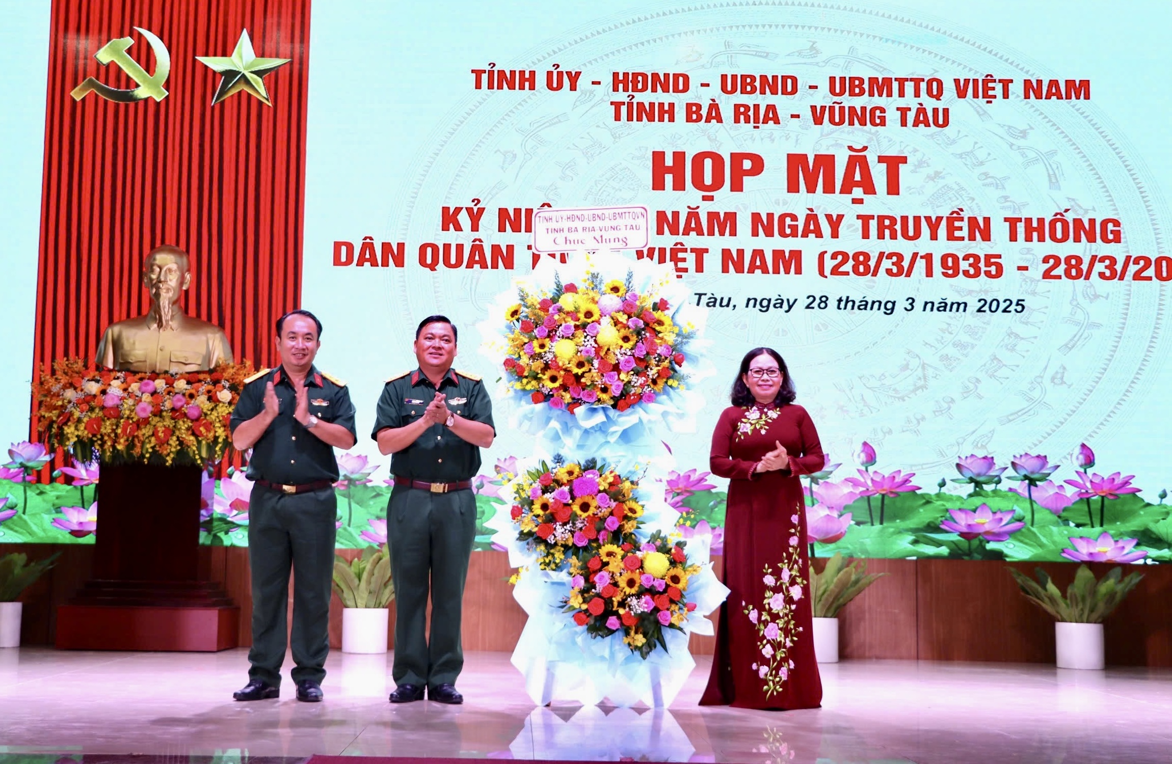  Bà Nguyễn Thị Yến, Phó Bí thư Thường trực Tỉnh ủy, Trưởng đoàn Đại biểu Quốc hội tỉnh tặng hoa chúc mừng lực lượng Dân quân tự vệ.