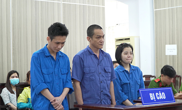 Các bị cáo: Huỳnh Tín, Nguyễn Tín và Đoàn Thị Mỹ Duyên tại phiên xét xử.