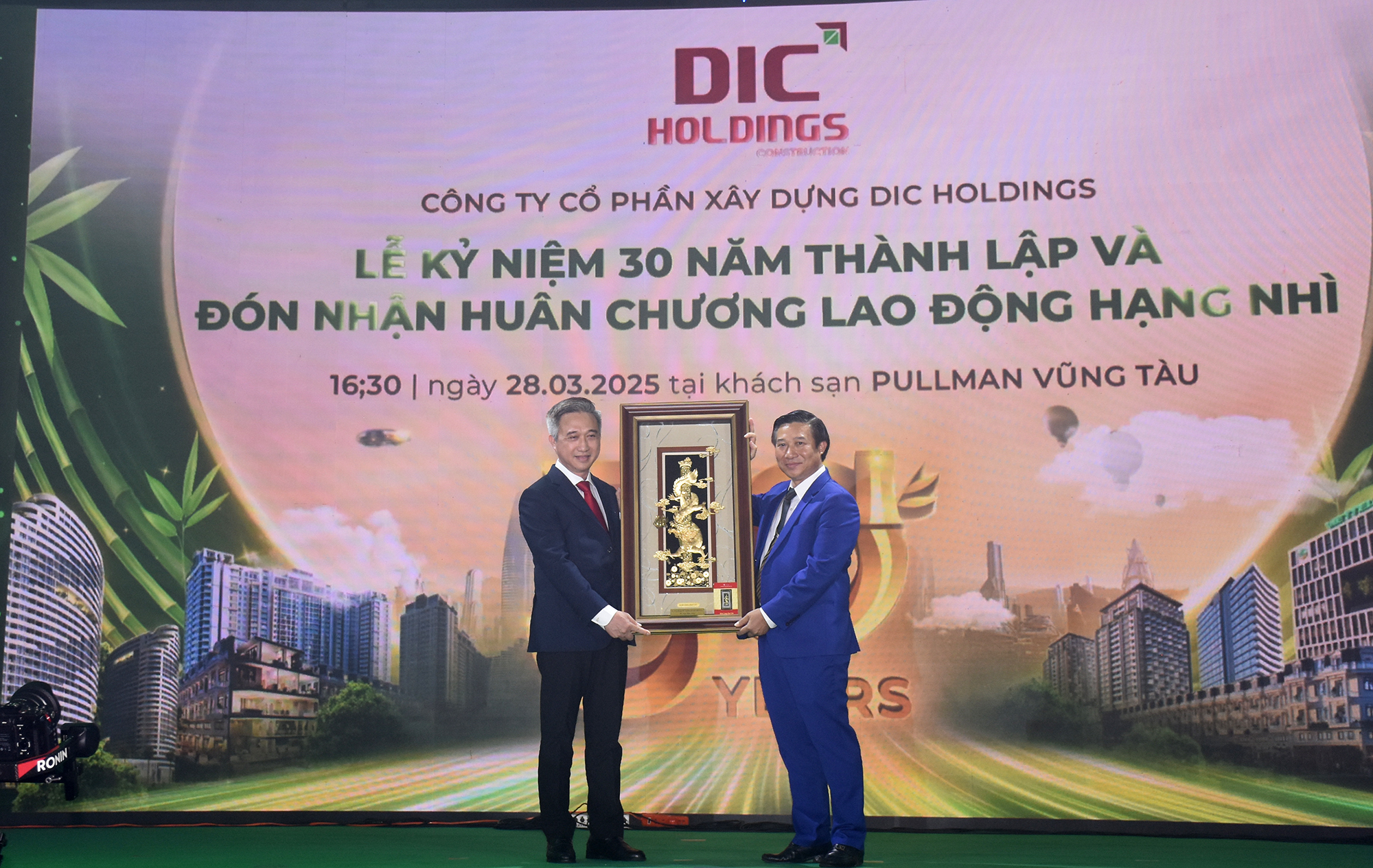 Ông Đặng Minh Thông, Phó Chủ tịch UBND tỉnh thay mặt lãnh đạo tỉnh tặng quà chúc mừng 30 năm thành lập DIC Holdings và đón nhận Huân chương Lao động hạng Nhì