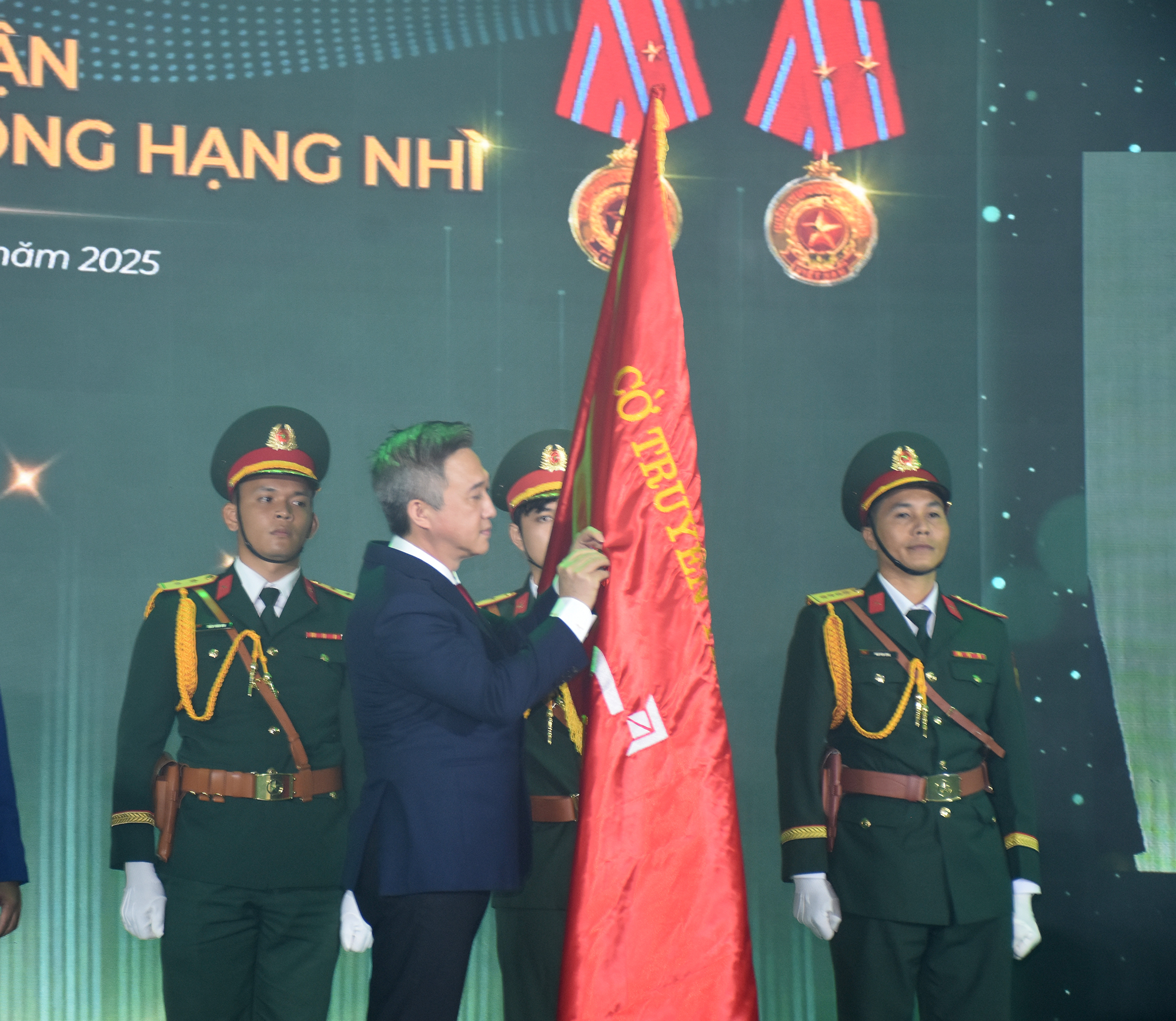 Ông Đặng Minh Thông, Phó Chủ tịch UBND tỉnh gắn Huân chương Lao động hạng Nhì lên cờ truyền thống của Công ty DIC Holdings