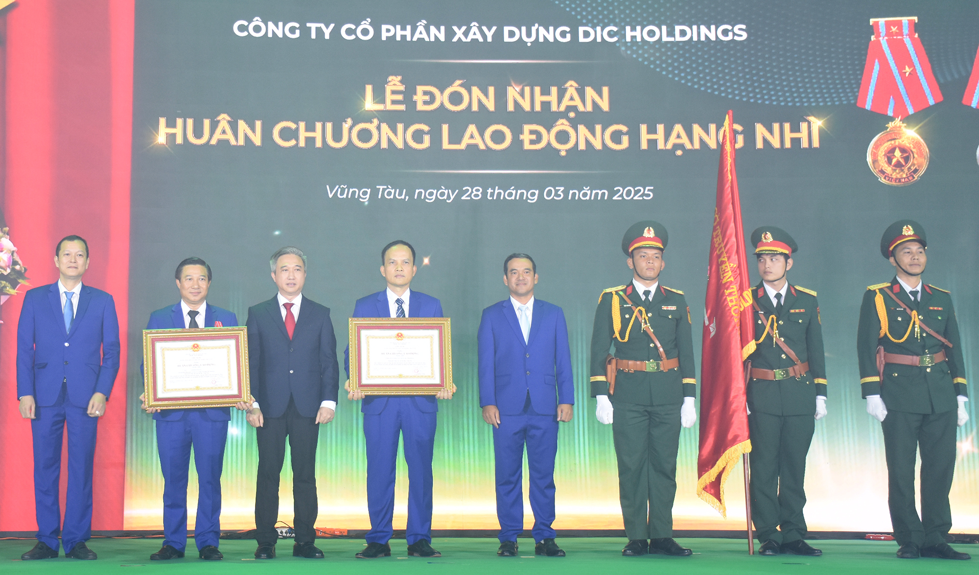 Lãnh đạo tỉnh trao tặng Huân chương Lao động hạng Nhì cho tập thể DIC Holdings