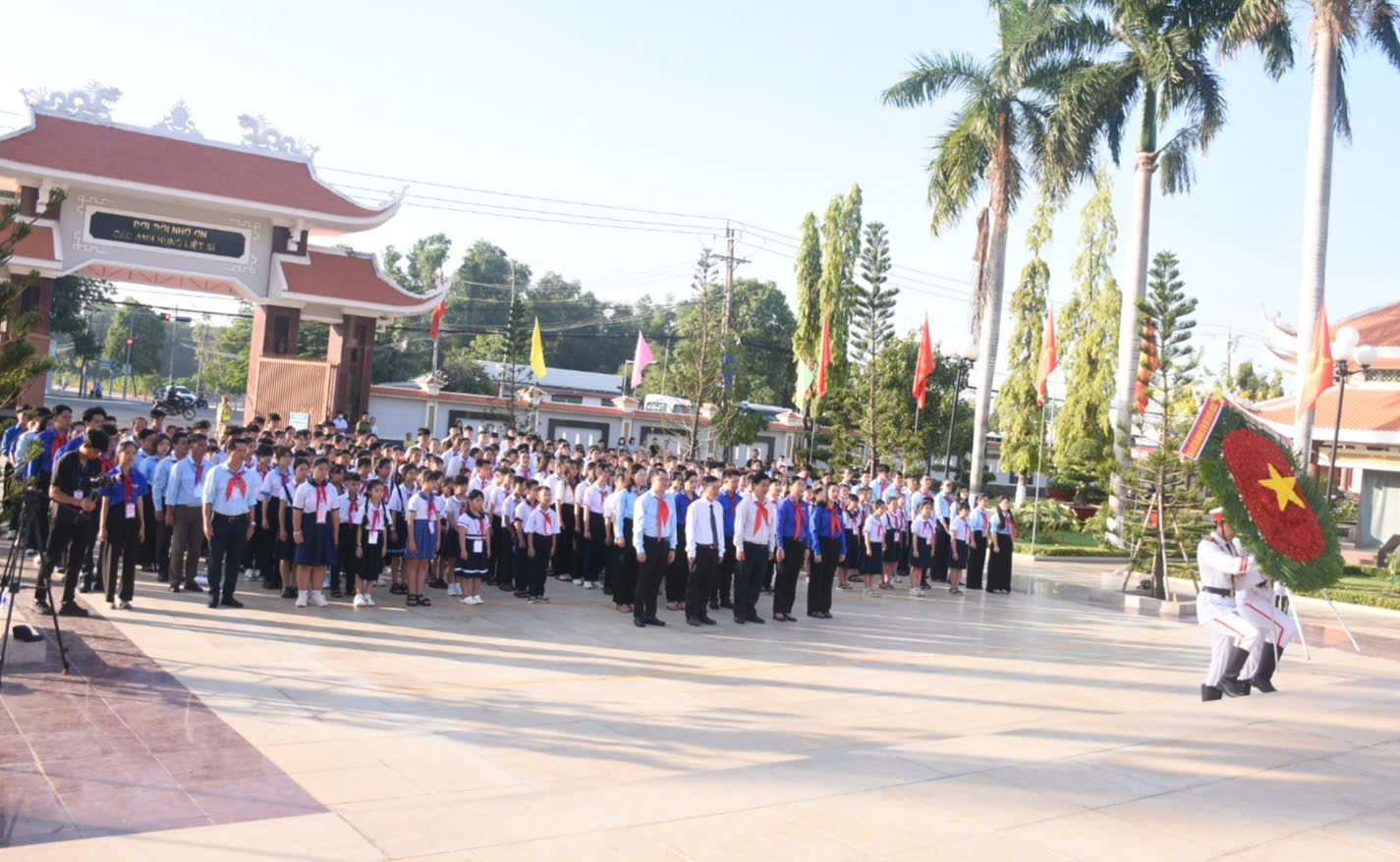 Vòng hoa có dòng chữ 