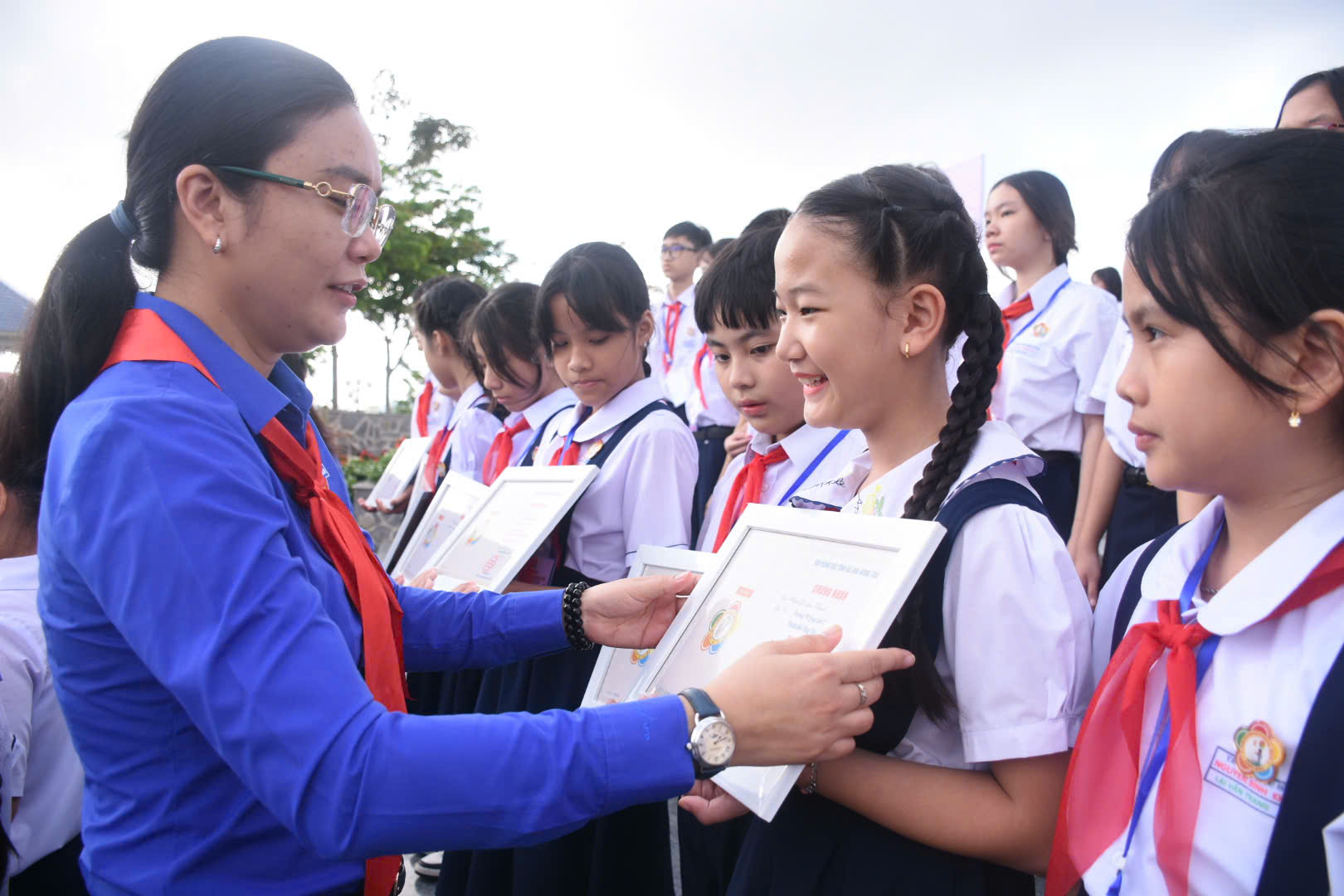 Chị Hồ Thị Ánh Tuyết, Bí thư Tỉnh Đoàn trao Giấy chứng nhận danh hiệu 