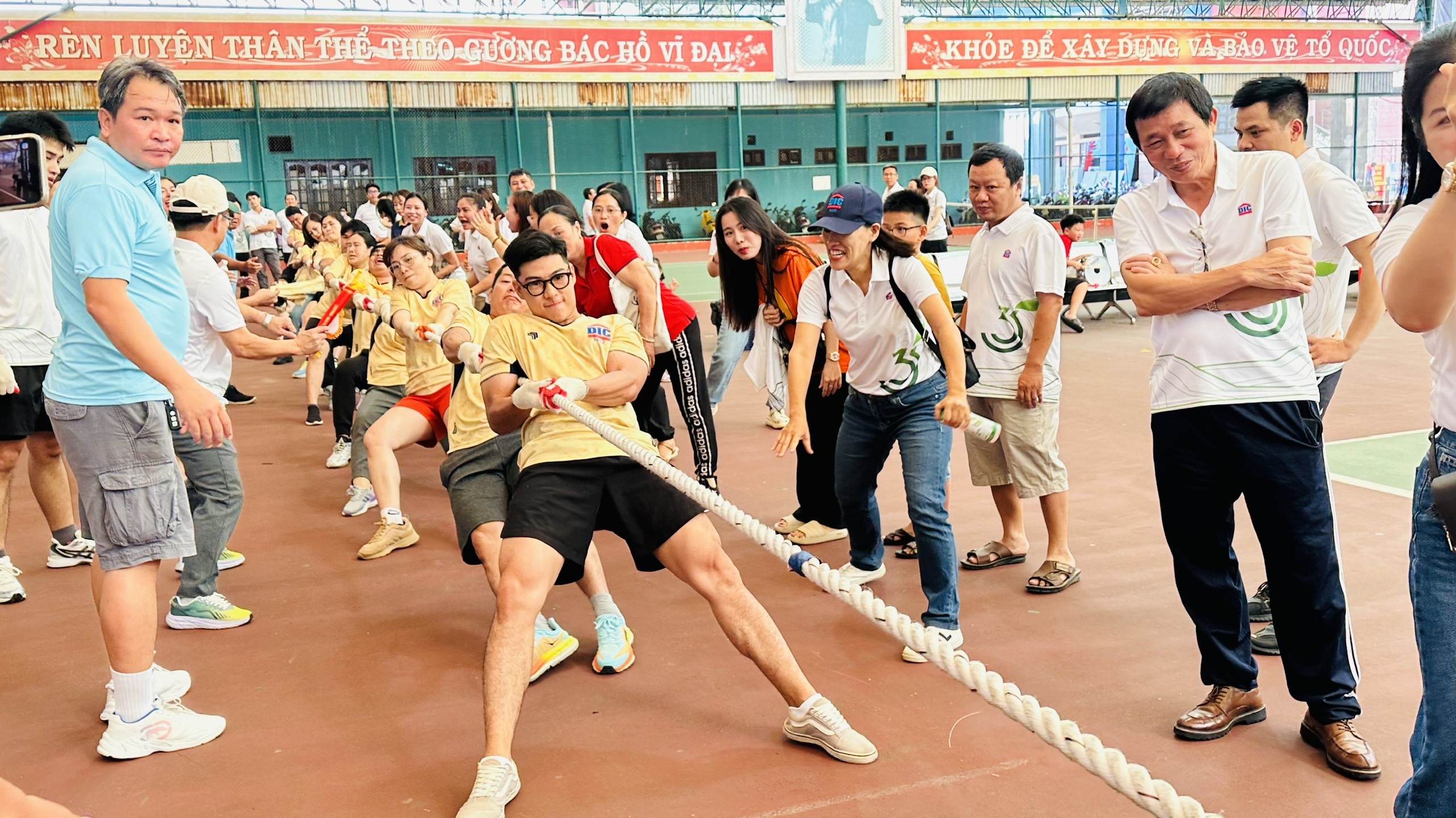 Các VĐV tranh tài ở môn thi kéo co