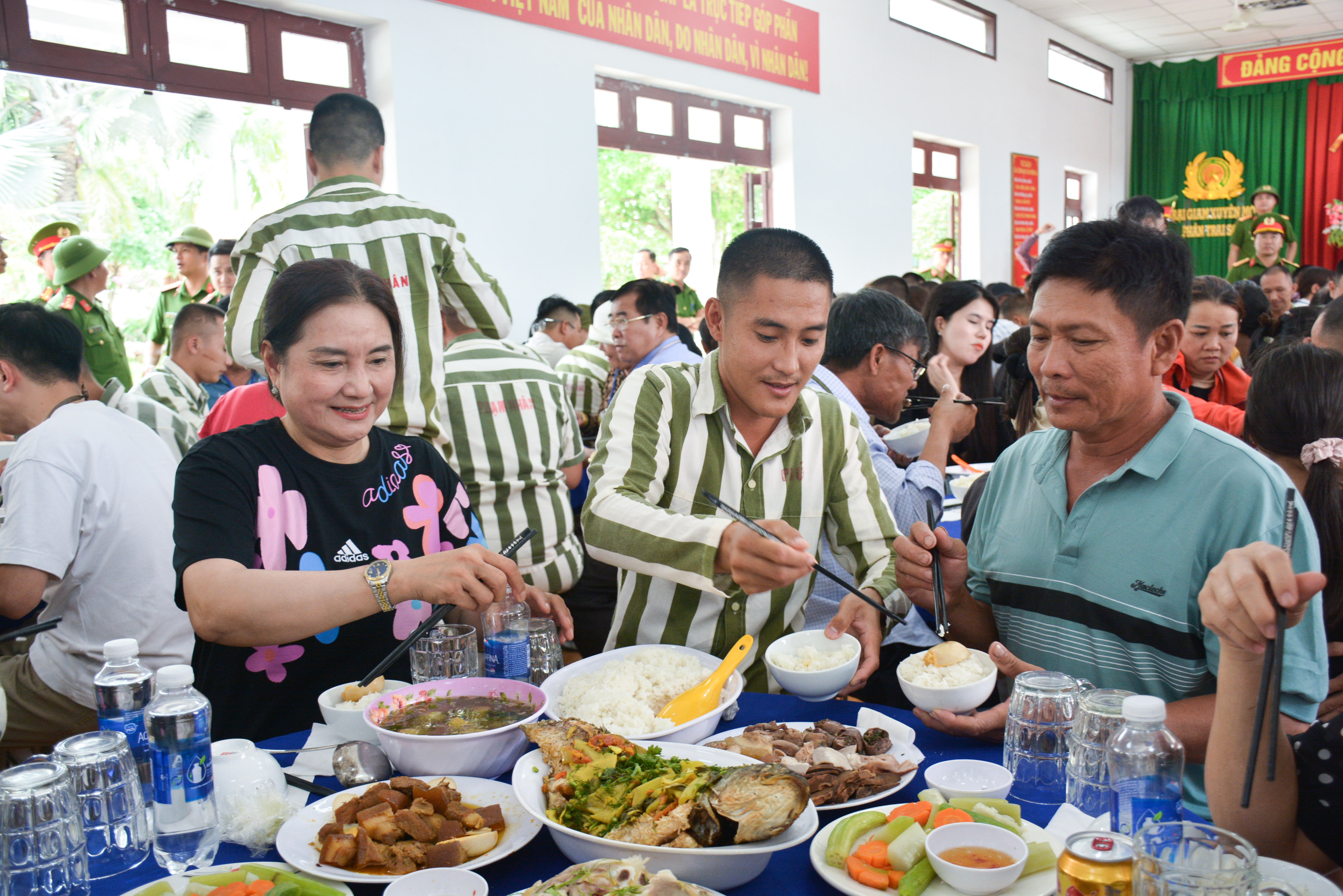 Hội nghị gia đình phạm nhân là dịp quý báu để phạm nhân có dịp ăn cơm, trò chuyện cùng gia đình.