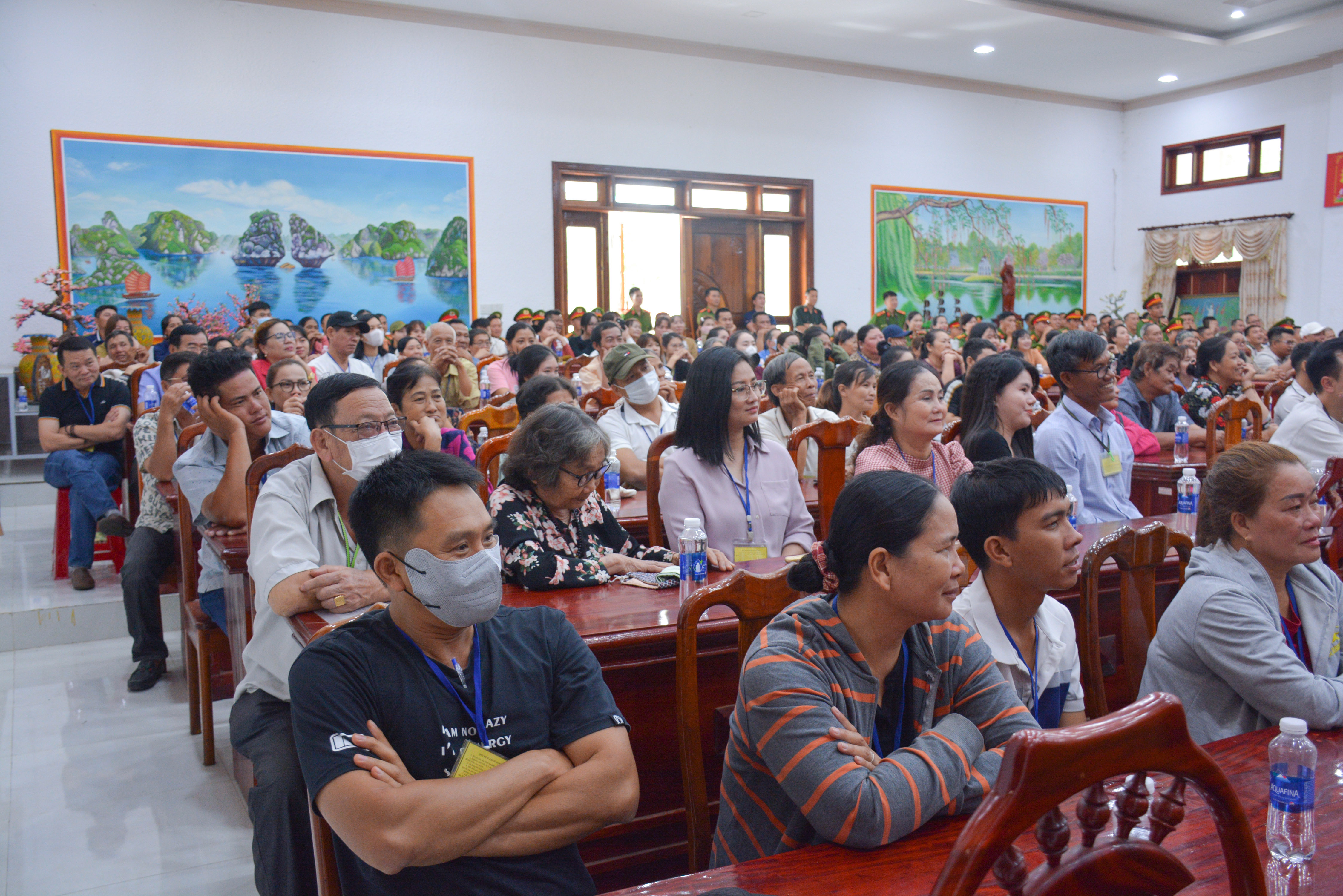 Các thân nhân, gia đình đến tham dự hội nghị.