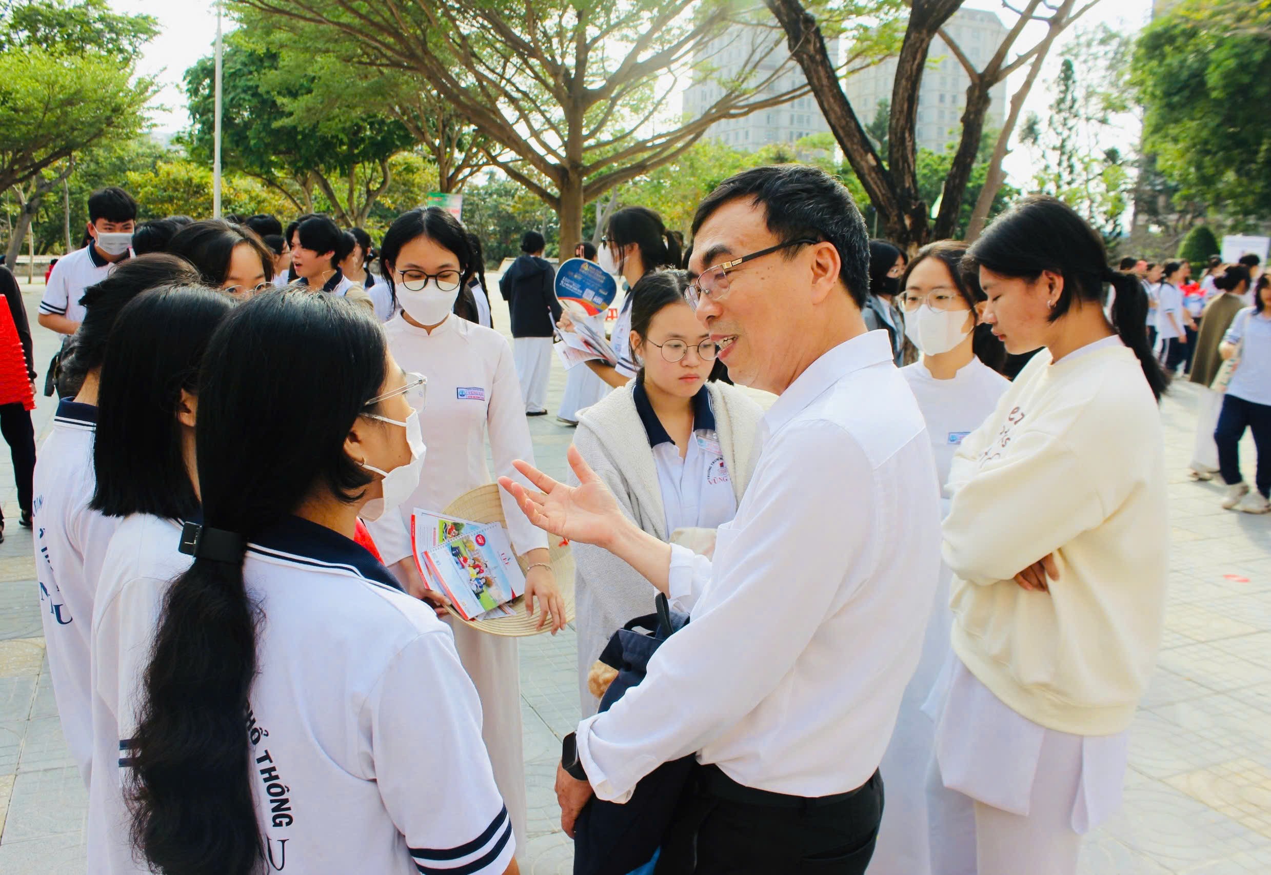 Tiến sĩ Phạm Tấn Hạ, Phó hiệu trưởng Trường ĐH Khoa học xã hội và nhân văn (ĐH Quốc gia TP.Hồ Chí Minh) tư vấn hướng nghiệp cho các em học sinh Trường THPT Vũng Tàu (TP.Vũng Tàu).