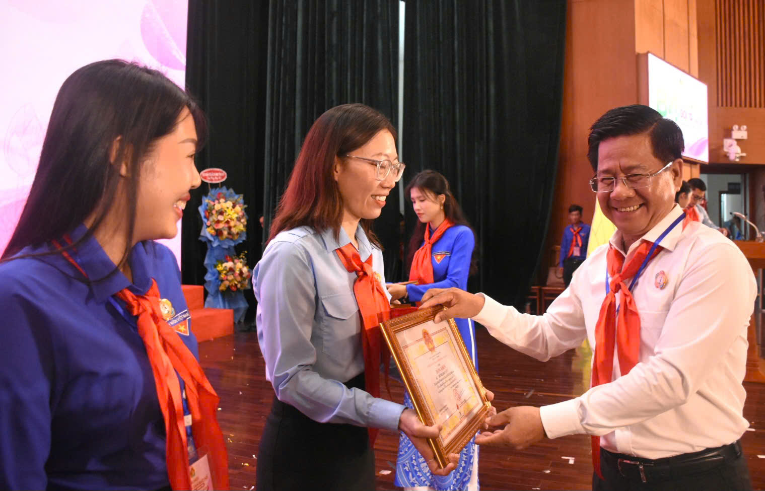 Ông Bùi Chí Thành, Ủy viên Ban Thường vụ Tỉnh ủy, Trưởng Ban Tuyên giáo và Dân vận Tỉnh ủy trao Bằng khen của UBND tỉnh cho các tập thể, cá nhân xuất sắc, tiêu biểu trong công tác Đội và phong trào thiếu nhi giai đoạn 2020-2025.