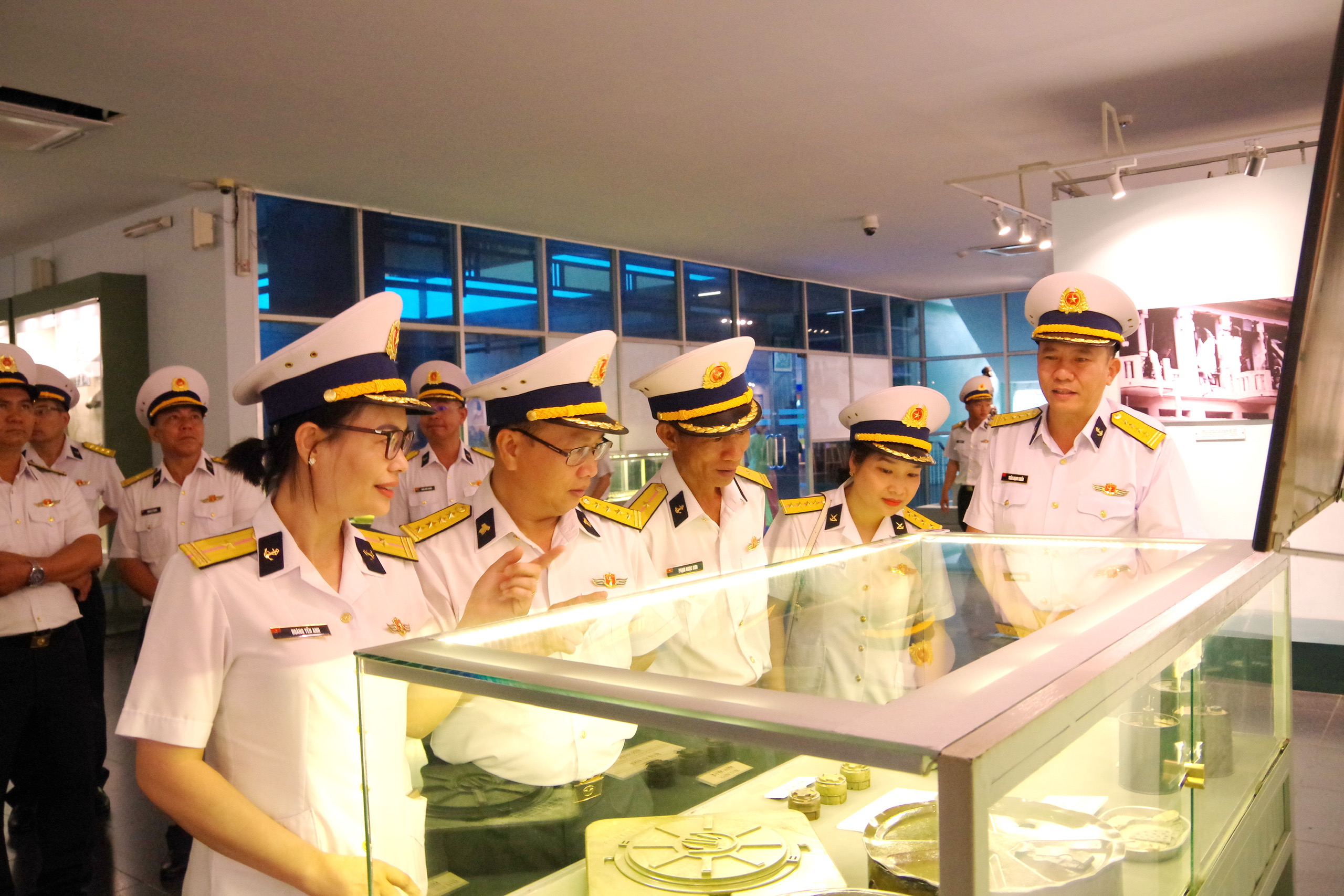 Đại tá Trần Mạnh Chiến, Chính ủy Vùng và các đại biểu tham quan Bảo tàng Chứng tích chiến tranh.