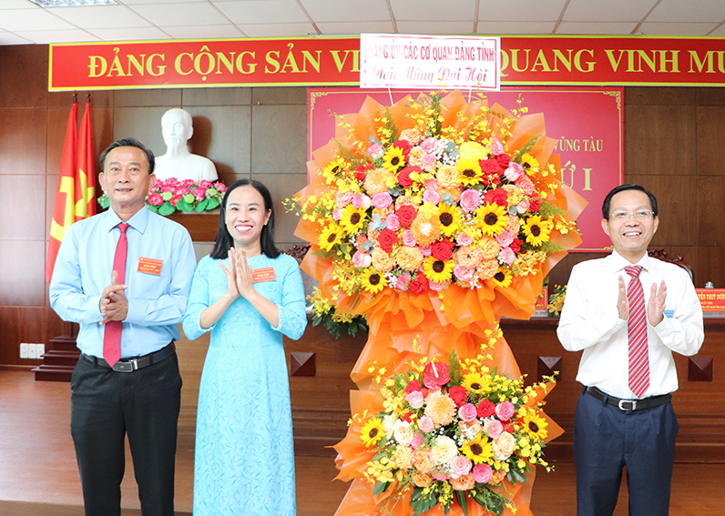 Ông Lê Văn Phong, Phó Bí thư Đảng ủy các Cơ quan Đảng tỉnh tặng hoa chúc mừng Đại hội.