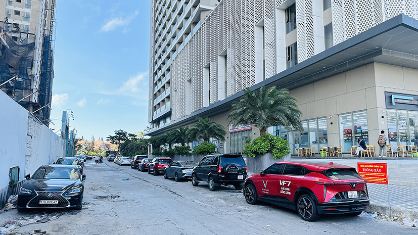 Xe ô tô đậu tại hẻm 28 Thi Sách không còn bị thu phí trái quy định.