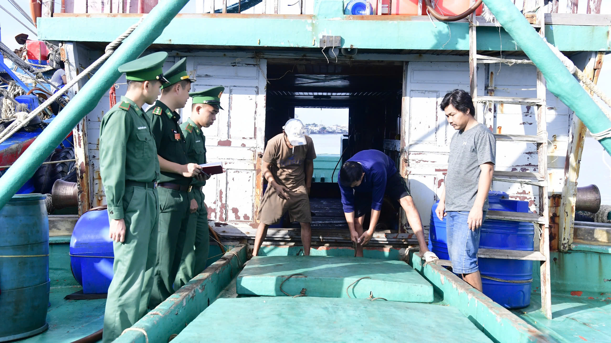 Lực lượng chức năng kiểm tra phương tiện và hàng hóa trên tàu BT 92009 TS.
