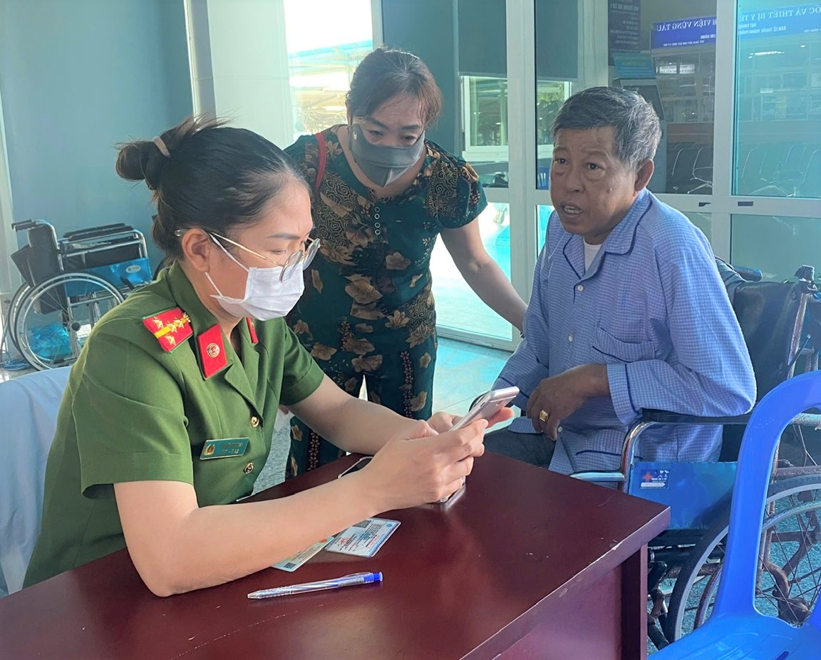 Lực lượng công an hỗ trợ người dân cài đặt thẻ bảo hiểm y tế trên ứng dụng VNeID.