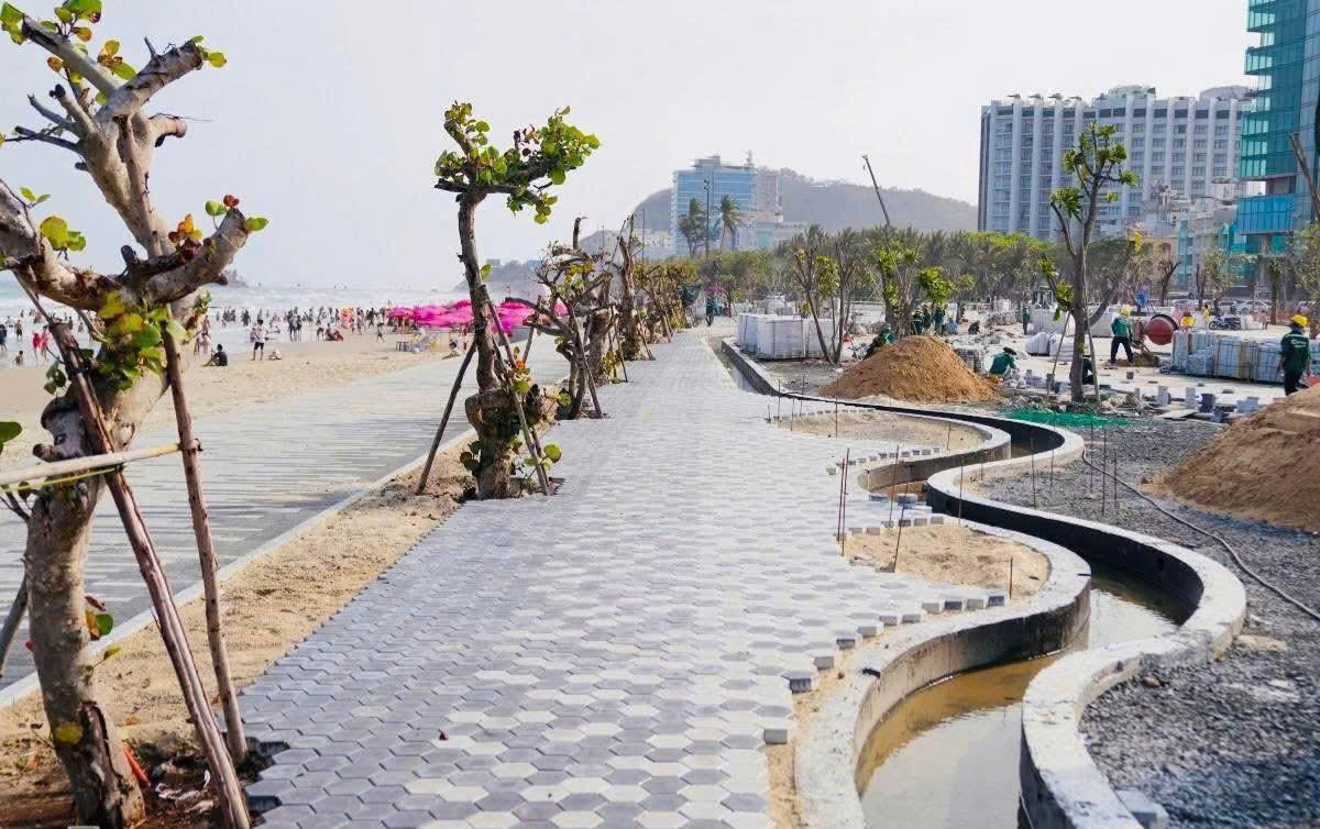 Công trình đang dần hoàn thiện, hứa hẹn mang đến diện mạo mới cho bãi tắm Thùy Vân với lối đi bộ hiện đại, cảnh quan xanh mát và không gian thư giãn cho du khách.