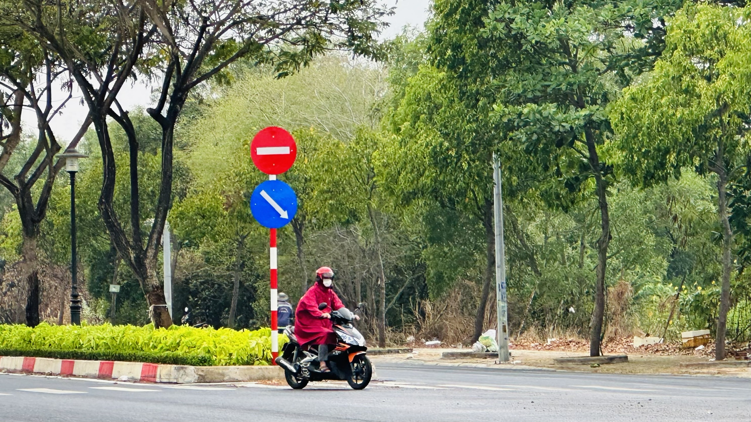 Người dân mang áo mưa khi di chuyển trên đường Trường Chinh, TP. Bà Rịa vào sáng 31/3