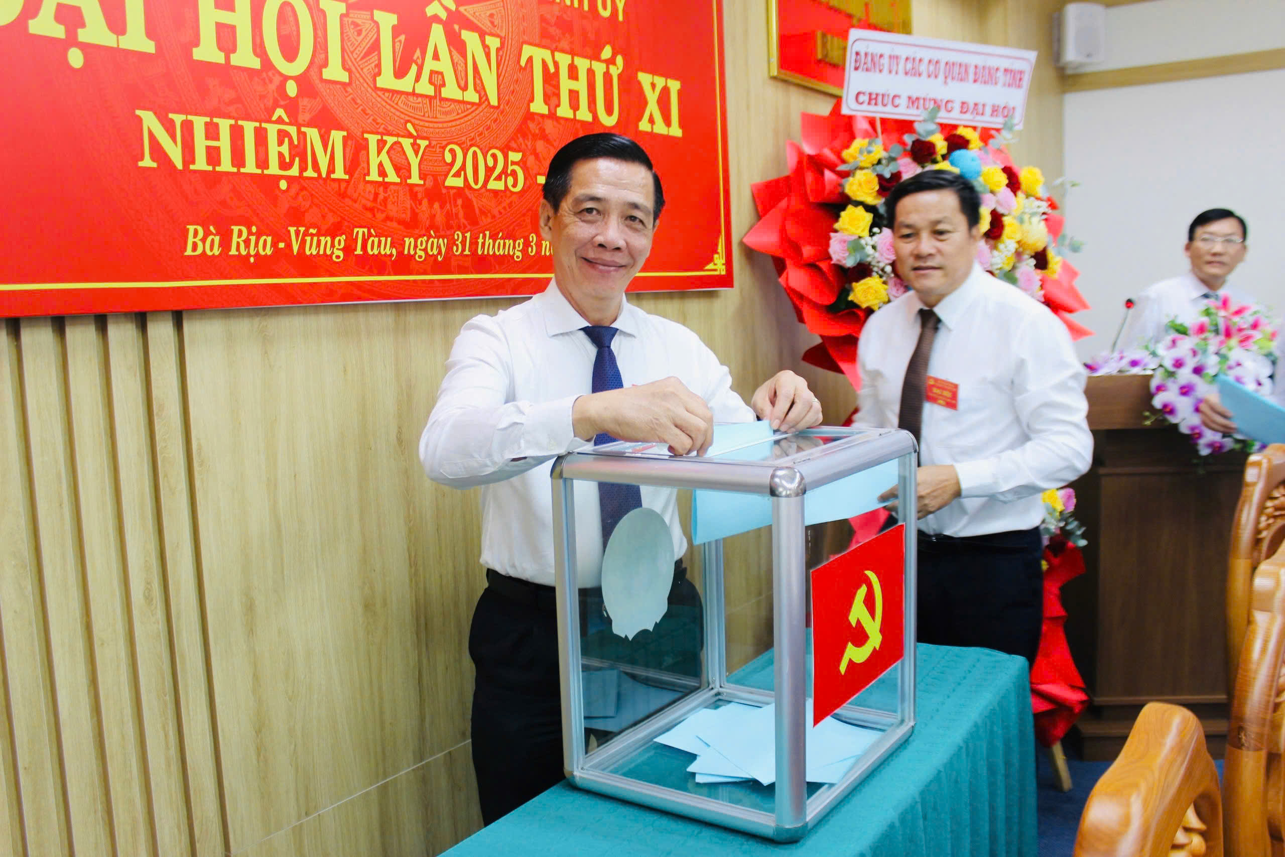 Các đại biểu bỏ phiếu bầu nhân sự cấp ủy.