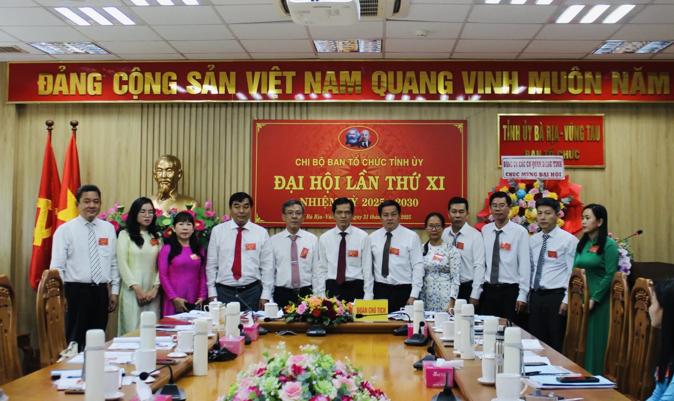 Cấp ủy Chi bộ Ban Tổ chức Tỉnh ủy nhiệm kỳ 2025-2030 và Đoàn đại biểu dự Đại hội đại biểu Đảng bộ các cơ quan Đảng tỉnh ra mắt đại hội.