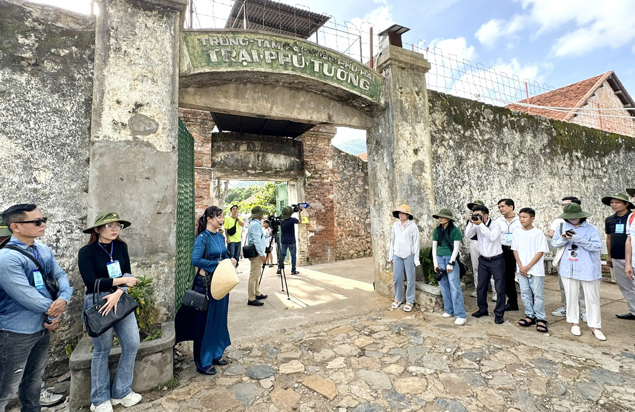 Du khách đến thăm Trại Phú Tường (Chuồng Cọp Pháp), huyện Côn Đảo.