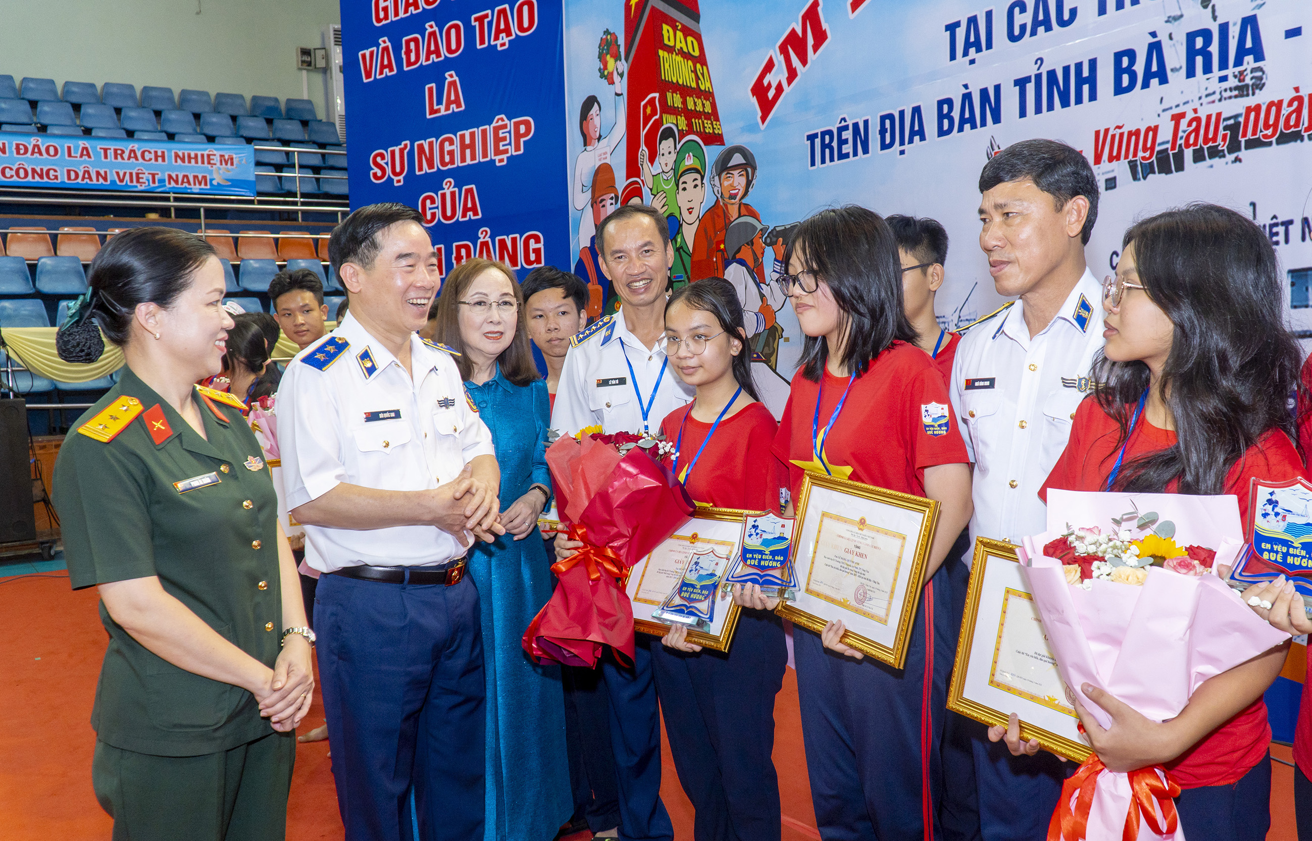 Trung tướng Bùi Quốc Oai, Bí thư Đảng ủy, Chính ủy CSB Việt Nam cùng các đại biểu động viên, khích lệ các học sinh đạt giải cao tại cuộc thi.