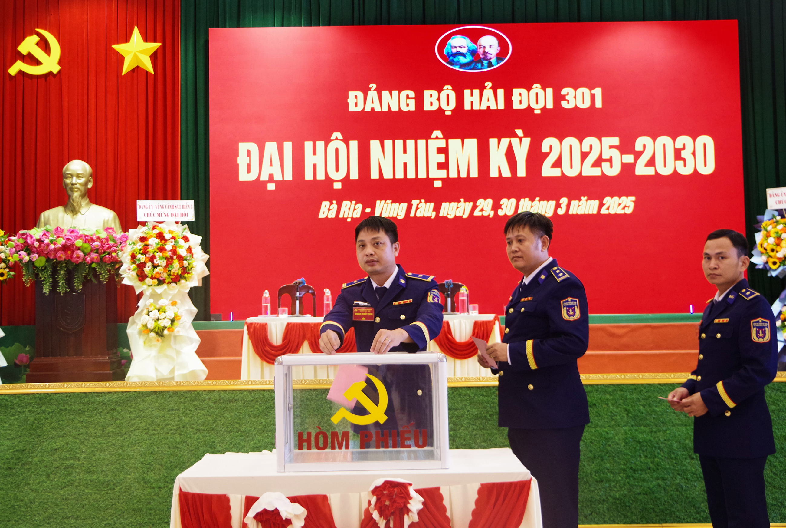 Các đại biểu bỏ phiếu bầu Ban Chấp hành Đảng bộ Hải đội 301 nhiệm kỳ 2025 -2030.