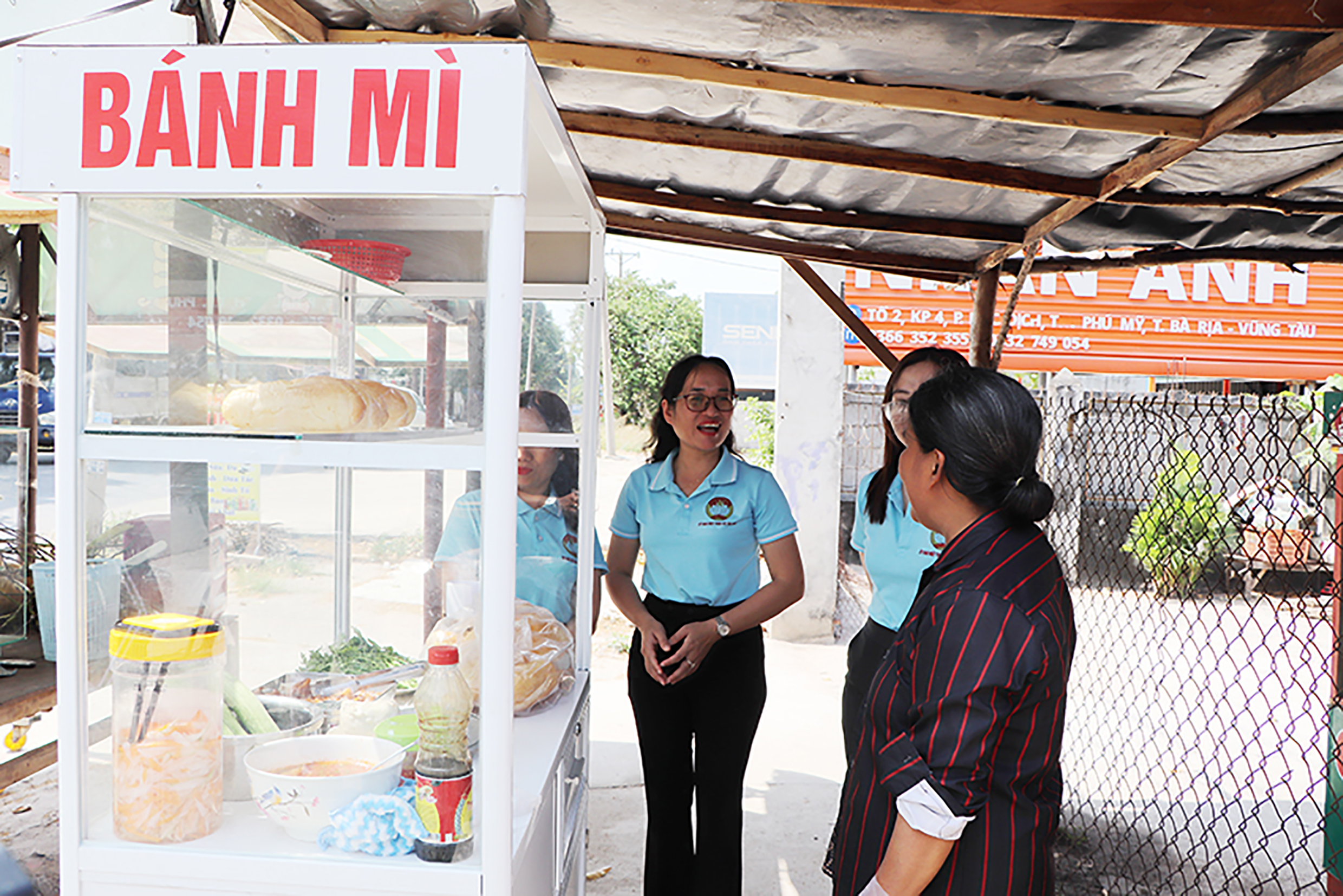 Lãnh đạo UBMTTQ Việt Nam xã Tóc Tiên (TP.Phú Mỹ) thăm, động viên bà Lê Thị Nhứt.