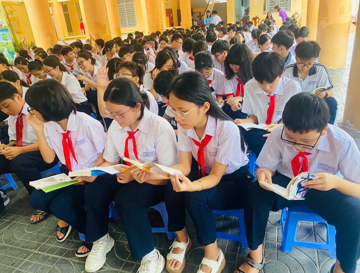 Học sinh Trường THCS Thắng Nhất (TP.Vũng Tàu) đọc sách trong ngày hội.